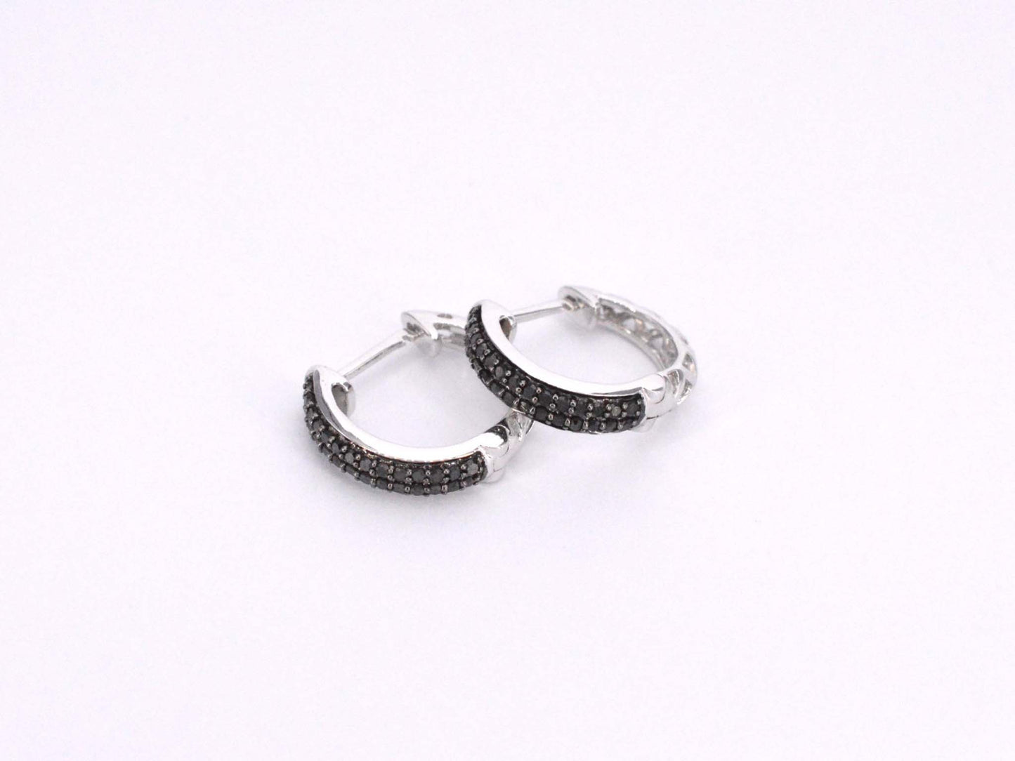 Witgouden oorbellen met zwarte diamant
