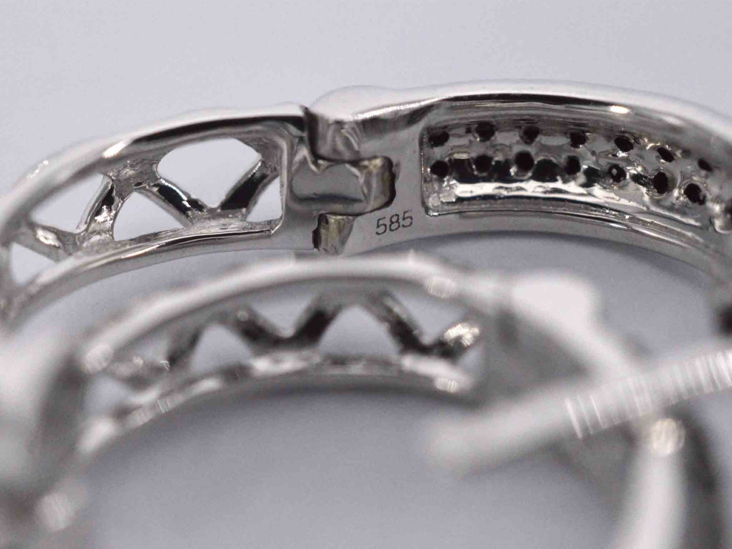 Witgouden oorbellen met zwarte diamant