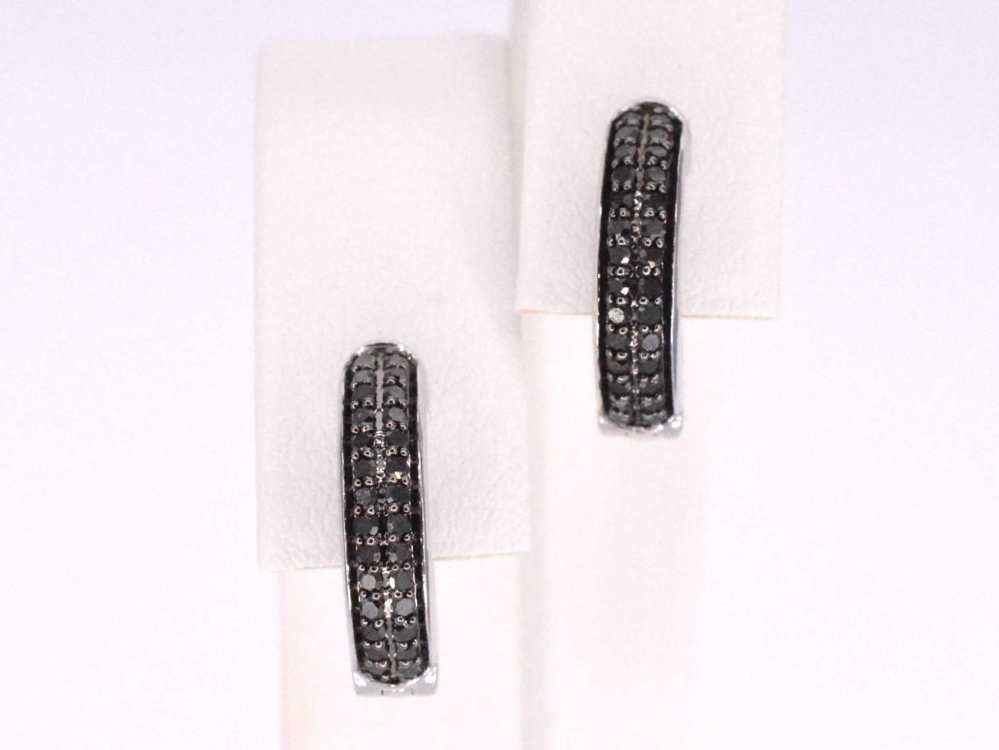 Witgouden oorbellen met zwarte diamant