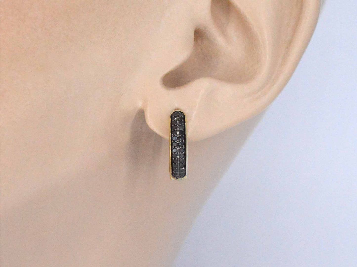 Gouden oorbellen met zwarte diamant
