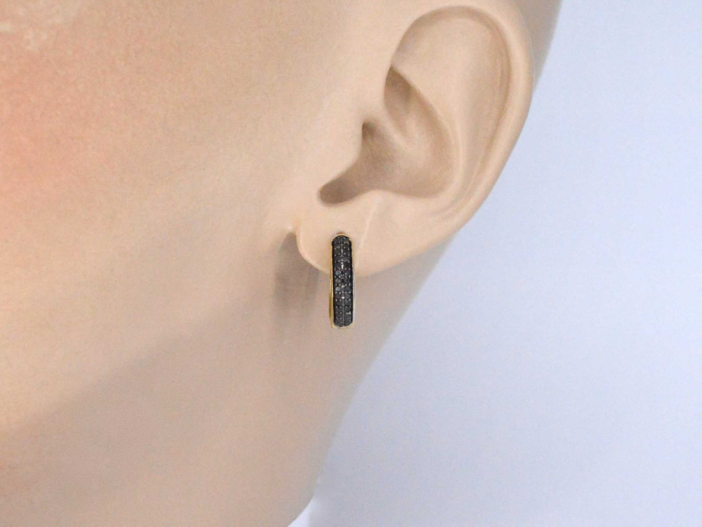 Gouden oorbellen met zwarte diamant