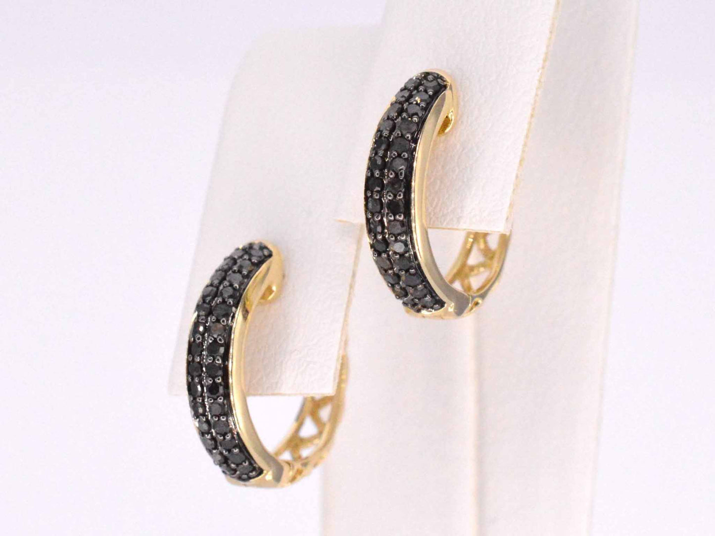 Gouden oorbellen met zwarte diamant