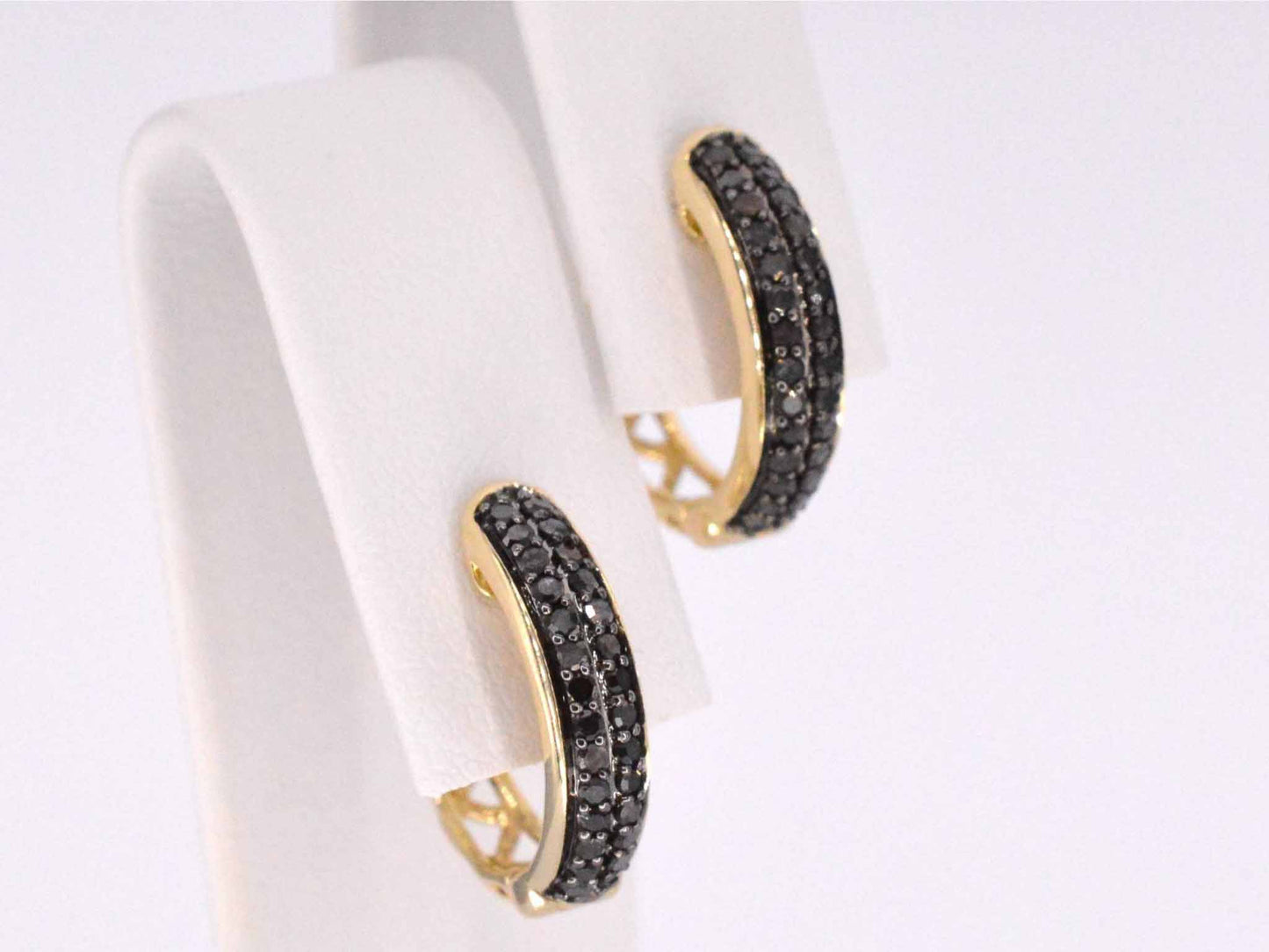 Gouden oorbellen met zwarte diamant