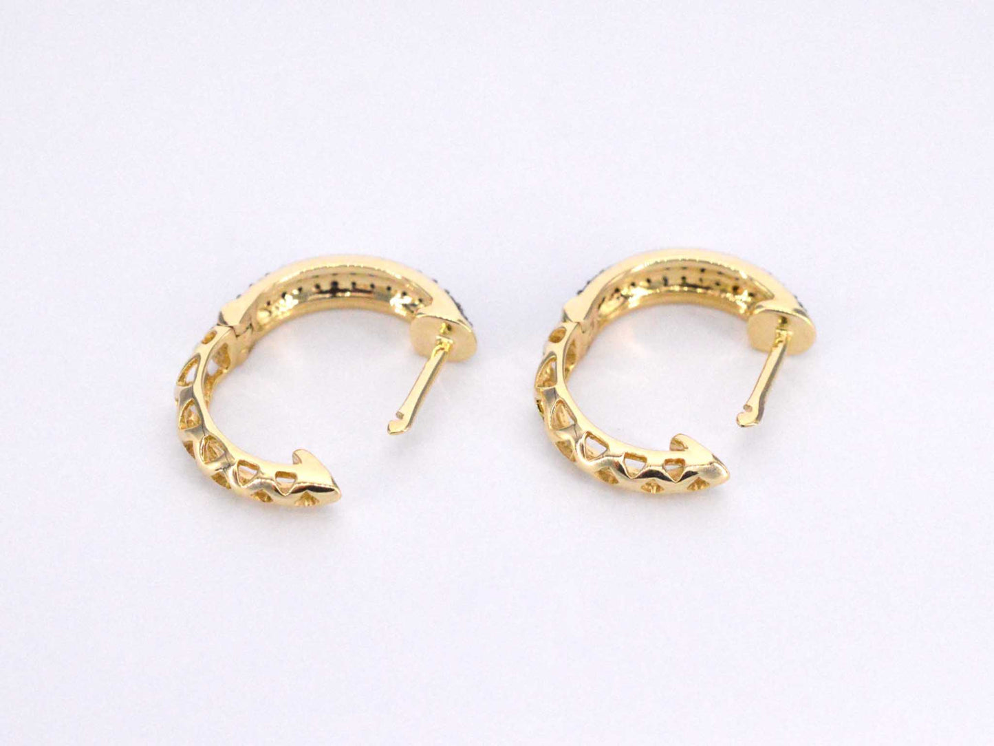 Gouden oorbellen met zwarte diamant