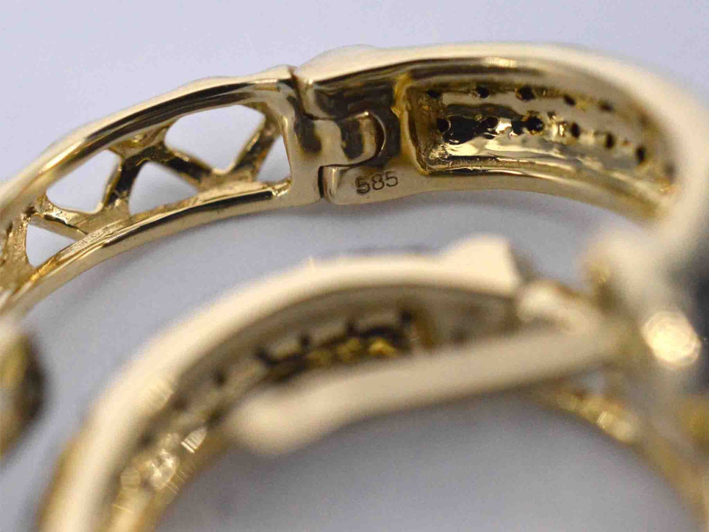 Gouden oorbellen met zwarte diamant