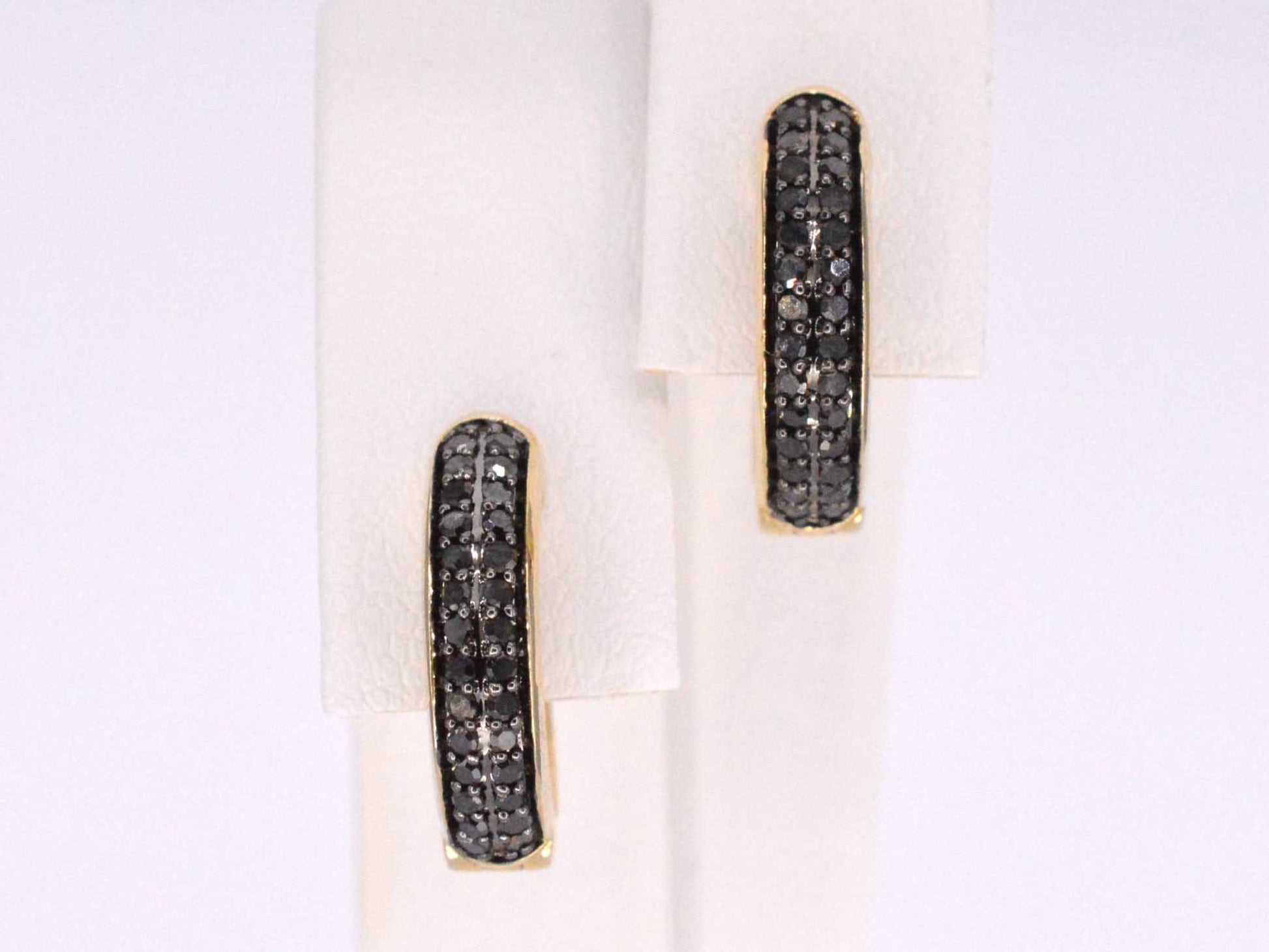 Gouden oorbellen met zwarte diamant