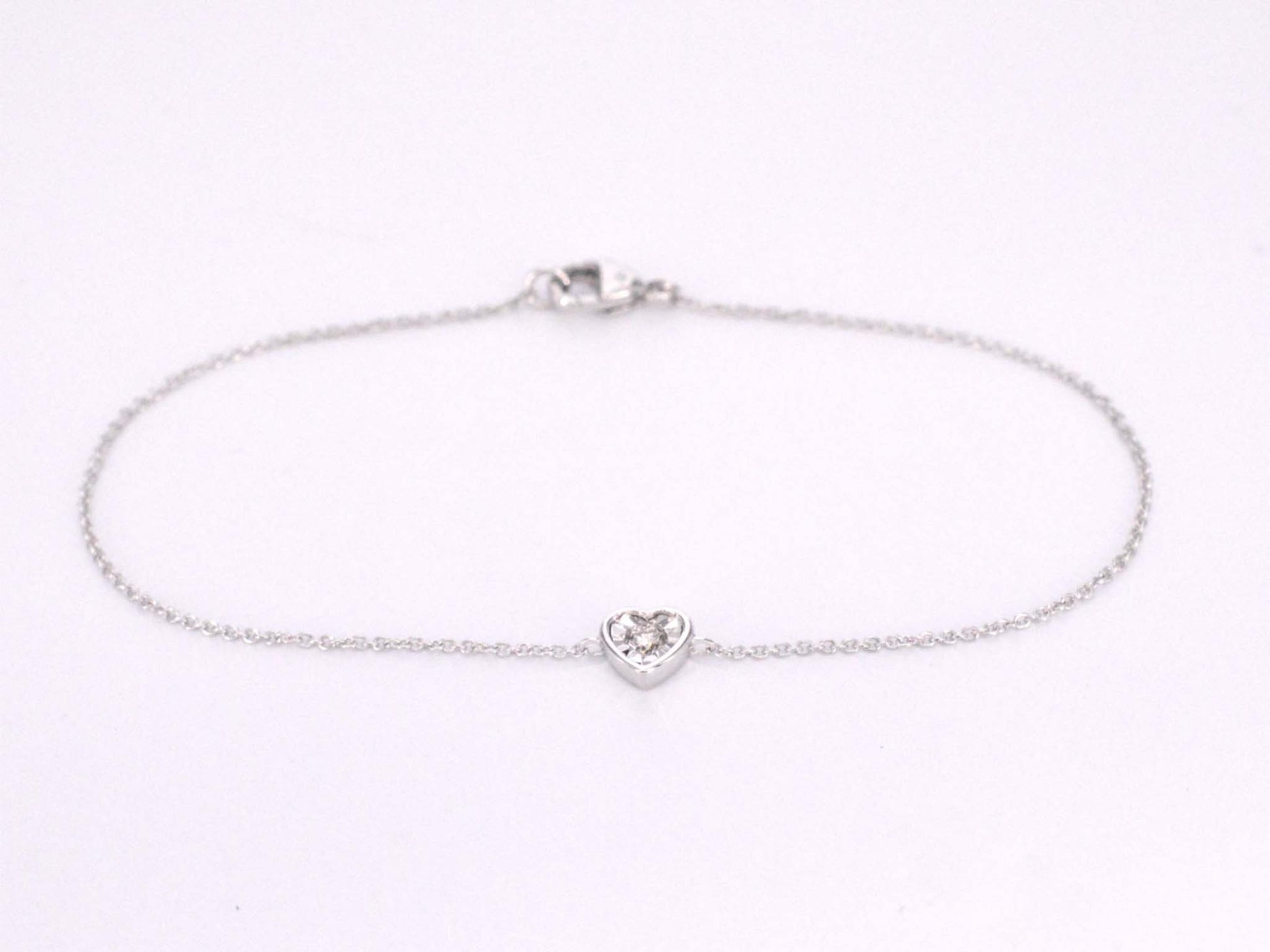 Witgouden armband met diamanten hartje 0.10 carat