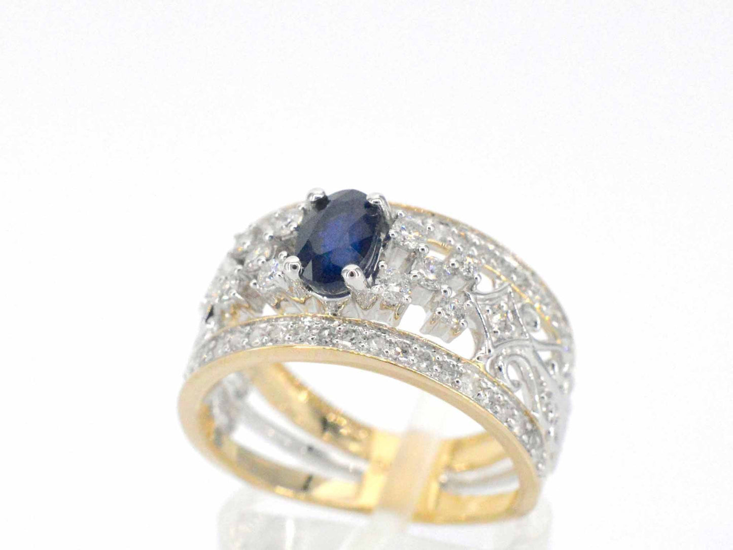 Gouden exclusieve ring vol met diamanten en een saffier