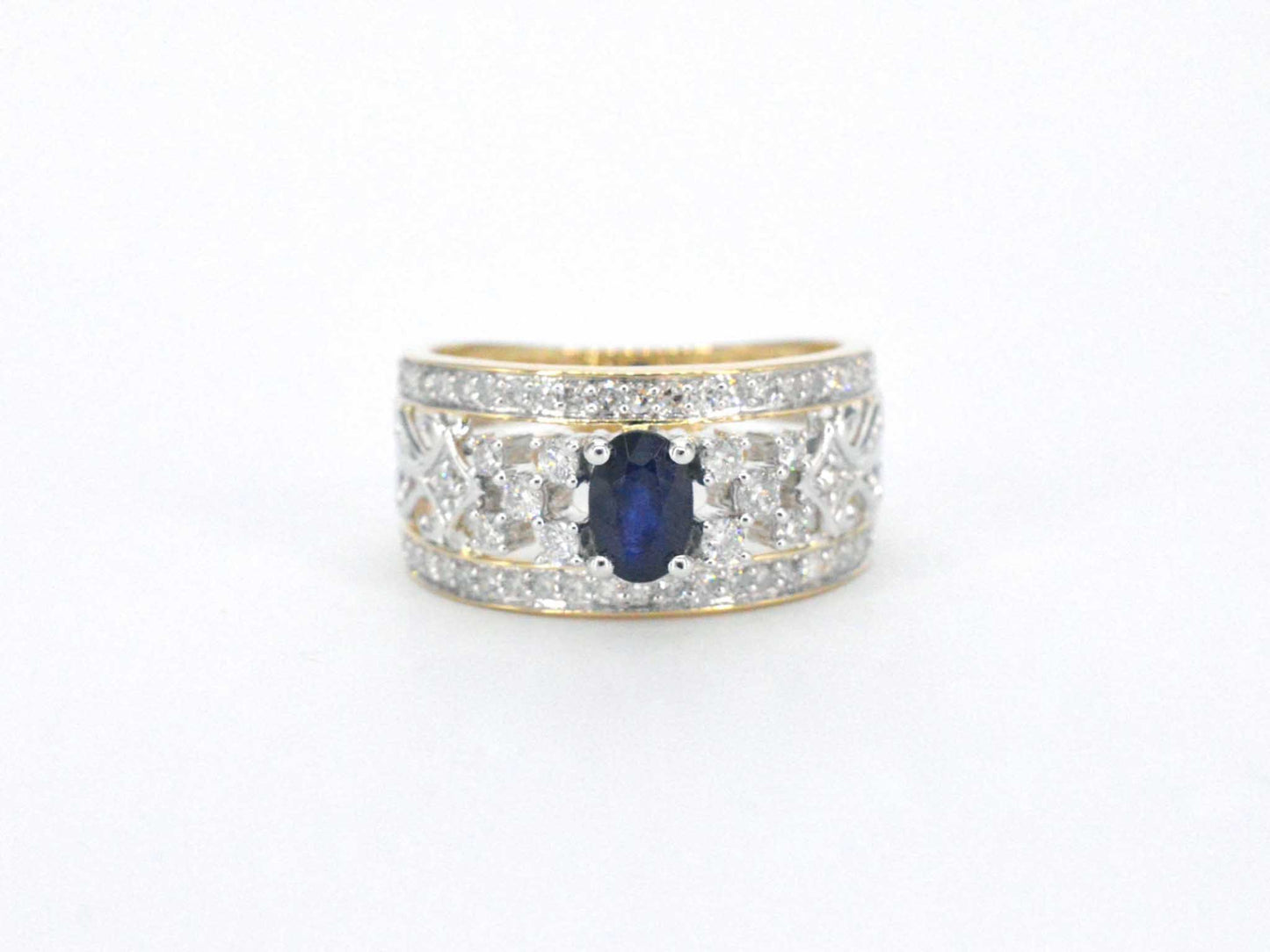 Gouden exclusieve ring vol met diamanten en een saffier