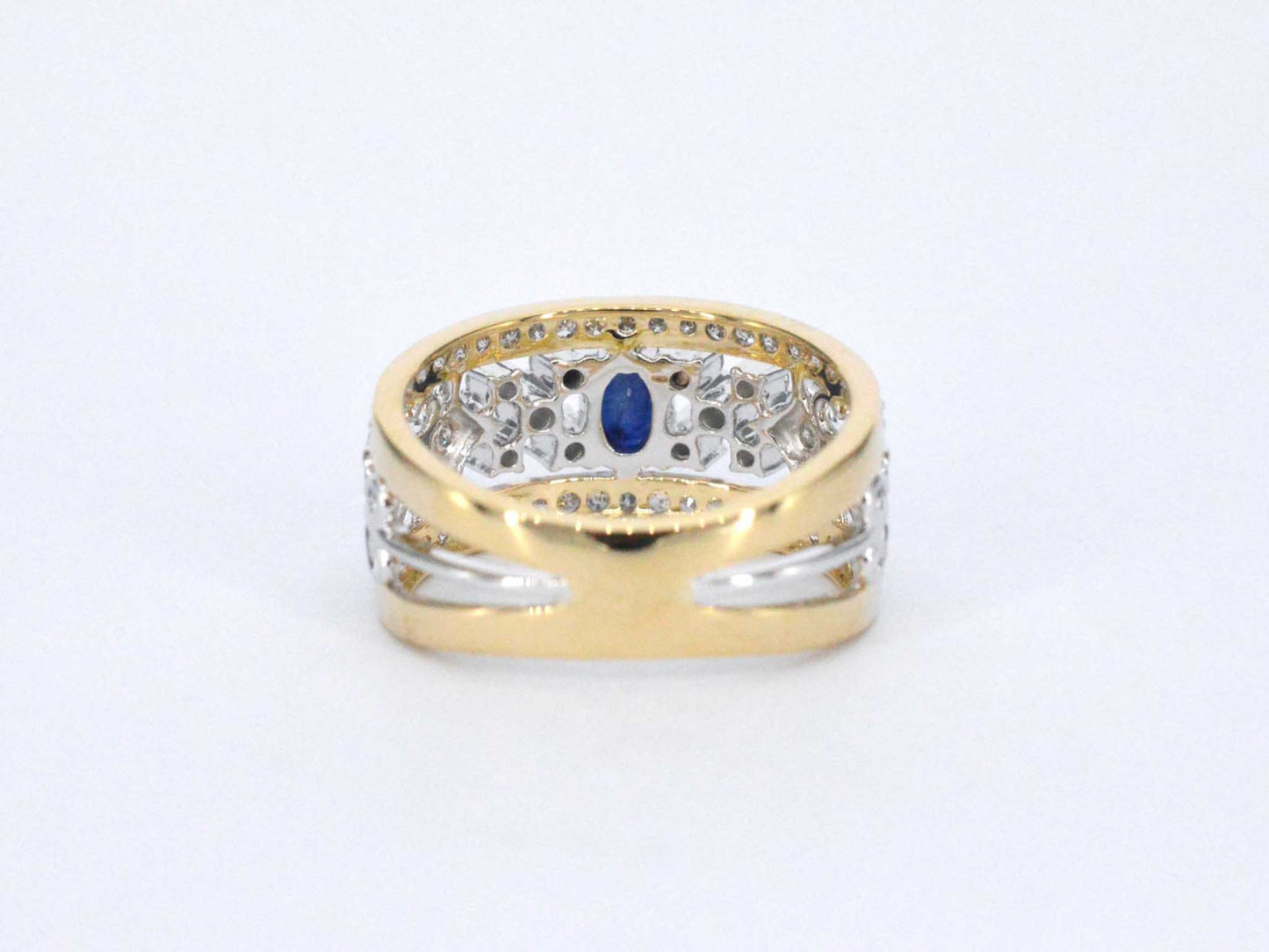 Gouden exclusieve ring vol met diamanten en een saffier