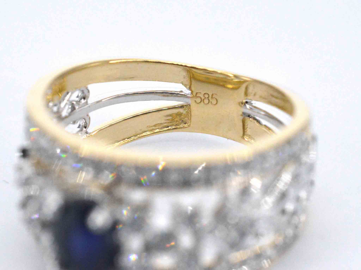 Gouden exclusieve ring vol met diamanten en een saffier
