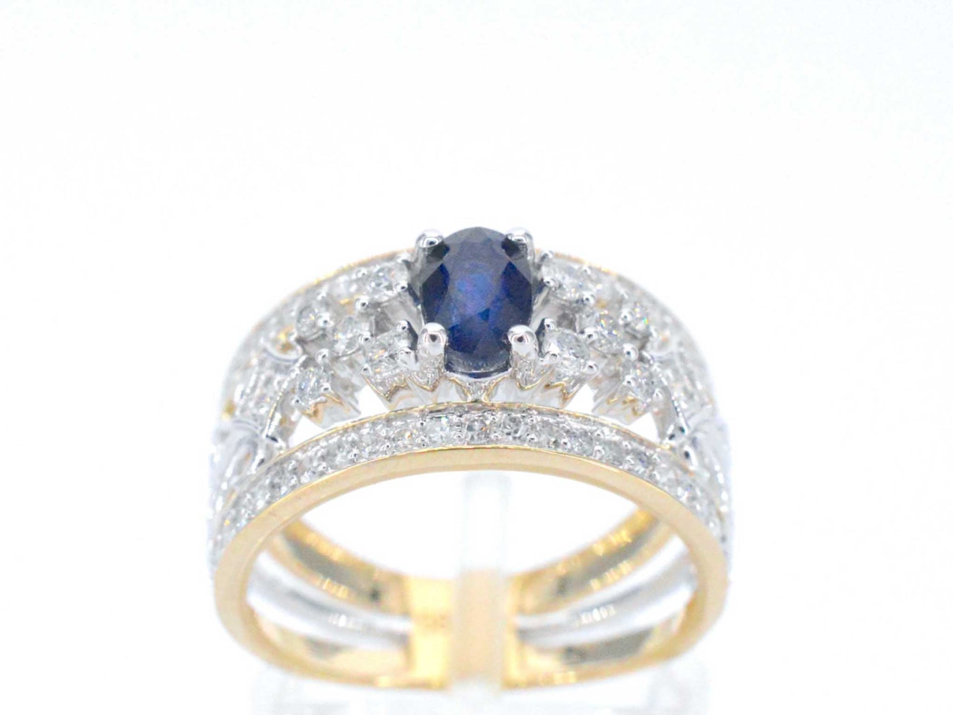 Gouden exclusieve ring vol met diamanten en een saffier