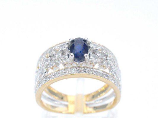 Gouden exclusieve ring vol met diamanten en een saffier