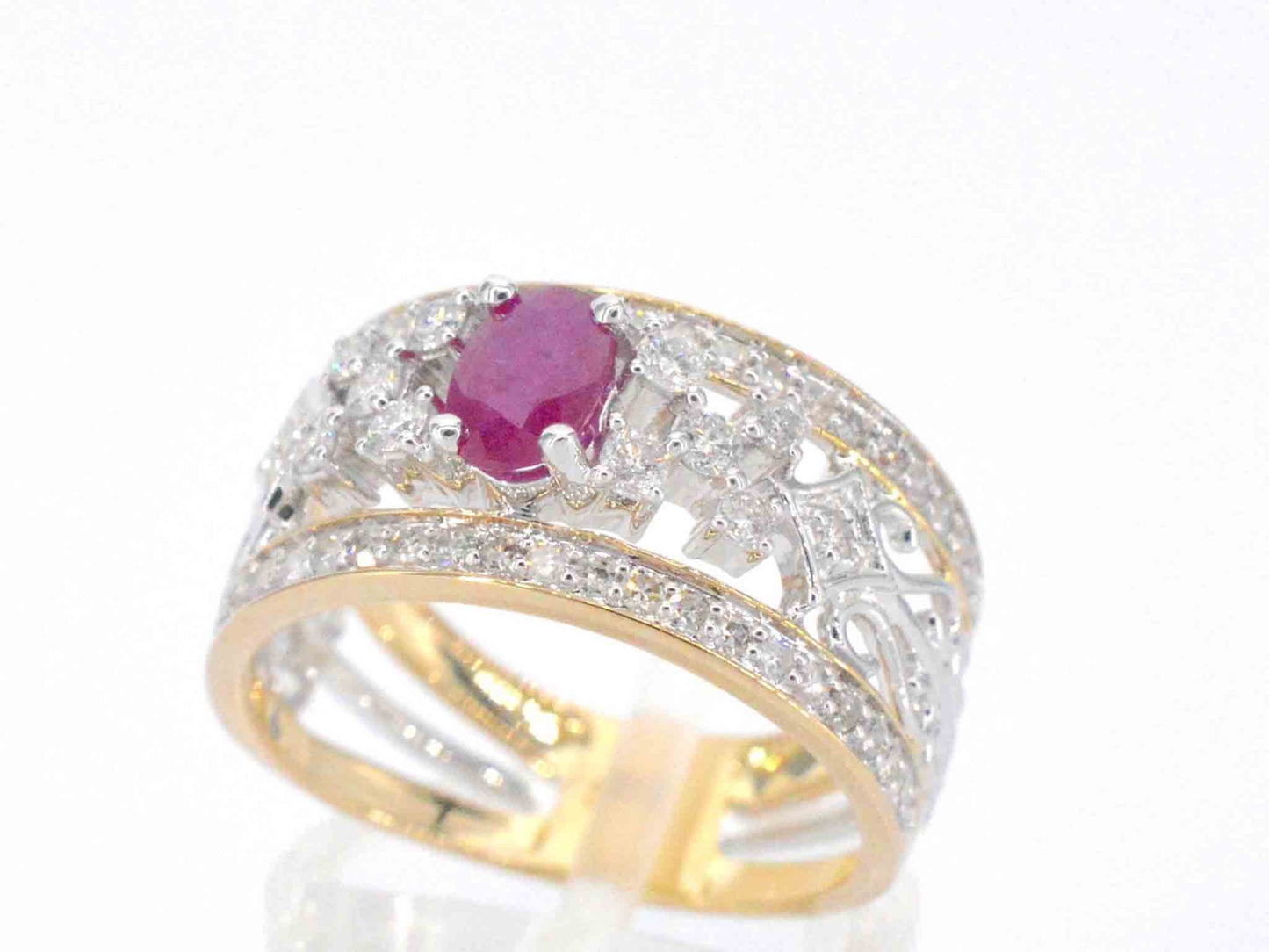 Gouden exclusieve ring vol met diamanten en een robijn