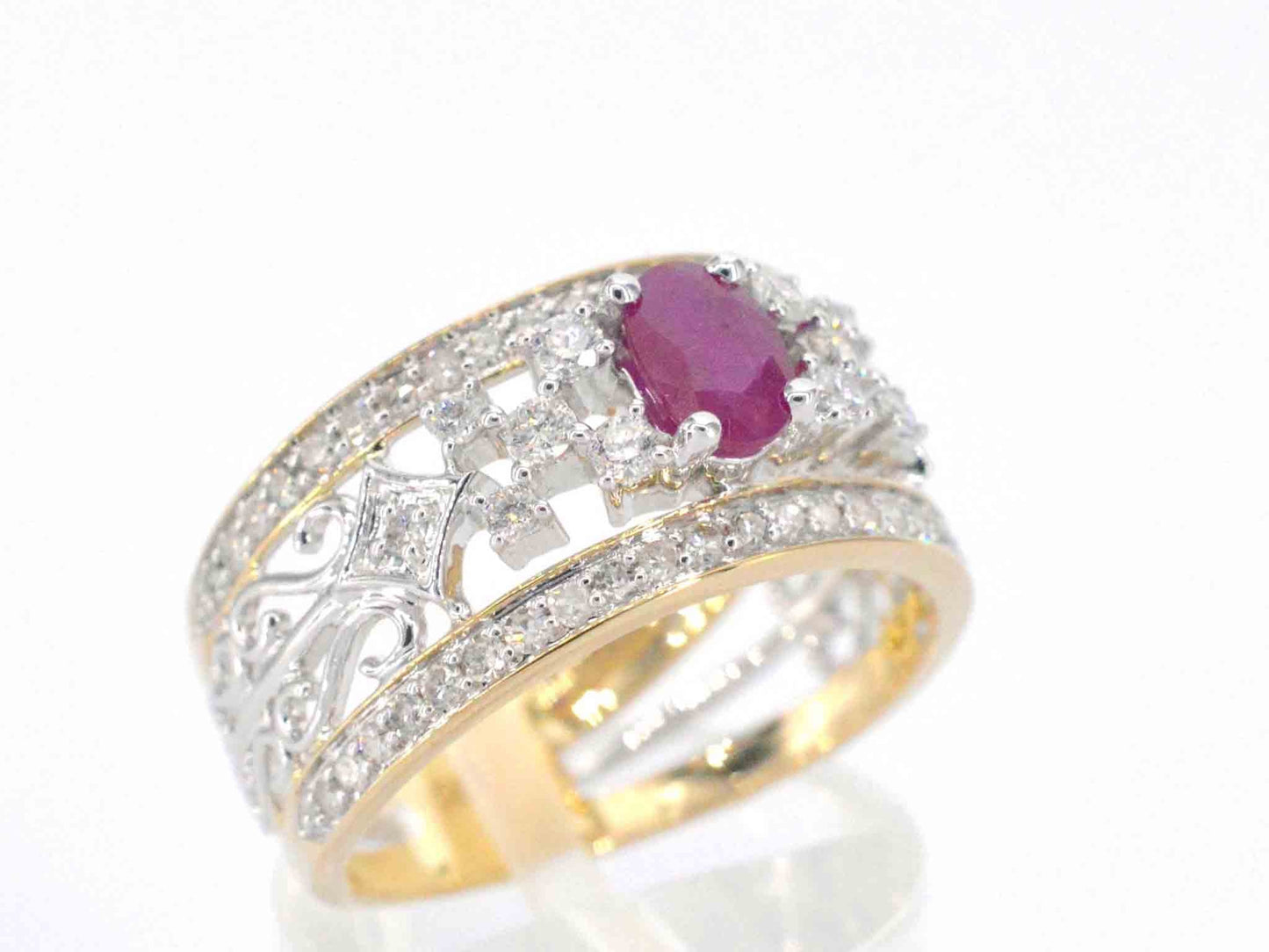 Gouden exclusieve ring vol met diamanten en een robijn