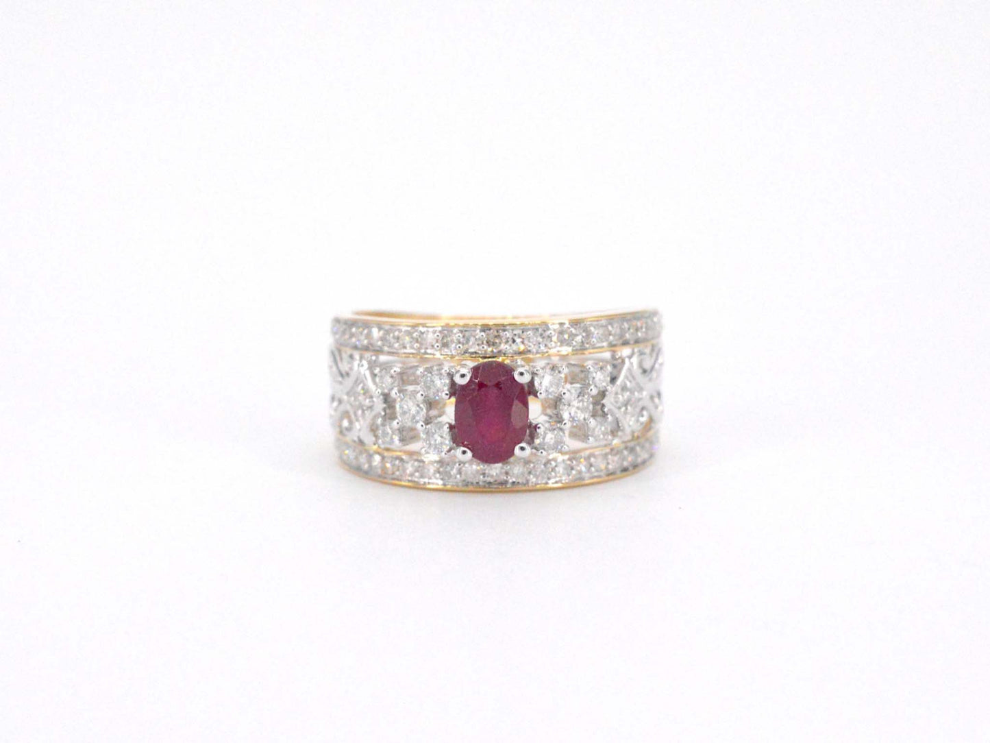 Gouden exclusieve ring vol met diamanten en een robijn