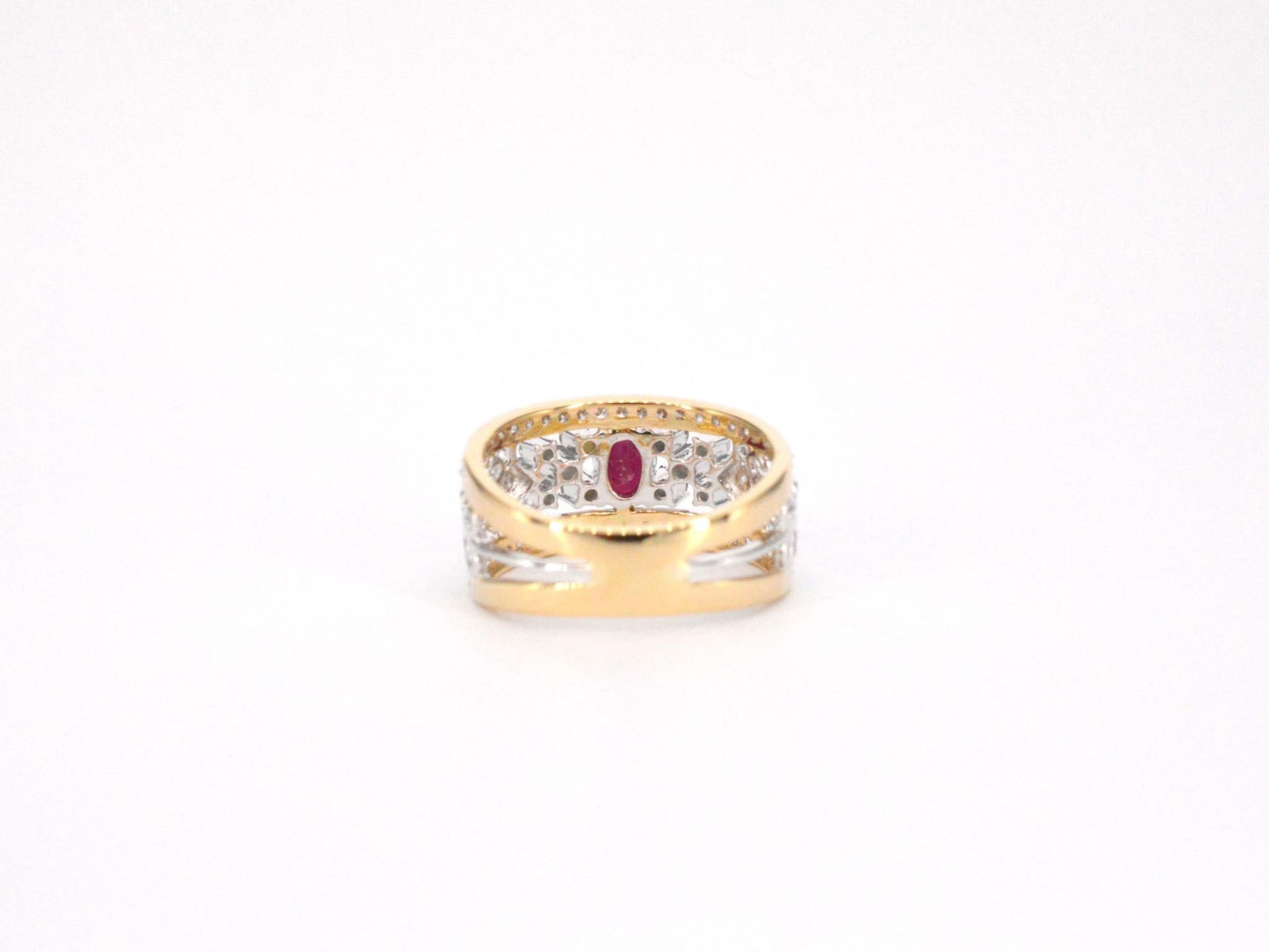 Gouden exclusieve ring vol met diamanten en een robijn