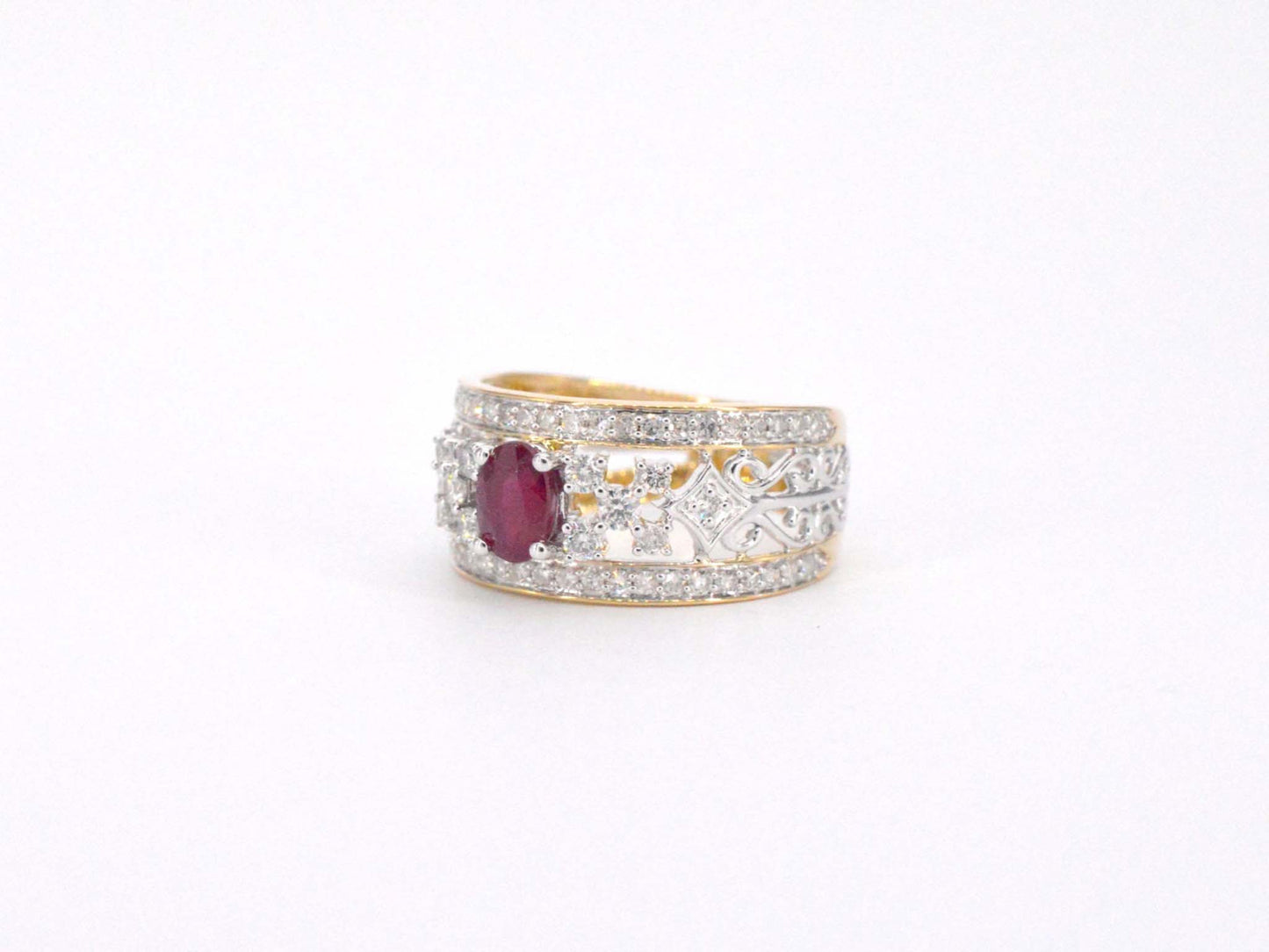 Gouden exclusieve ring vol met diamanten en een robijn