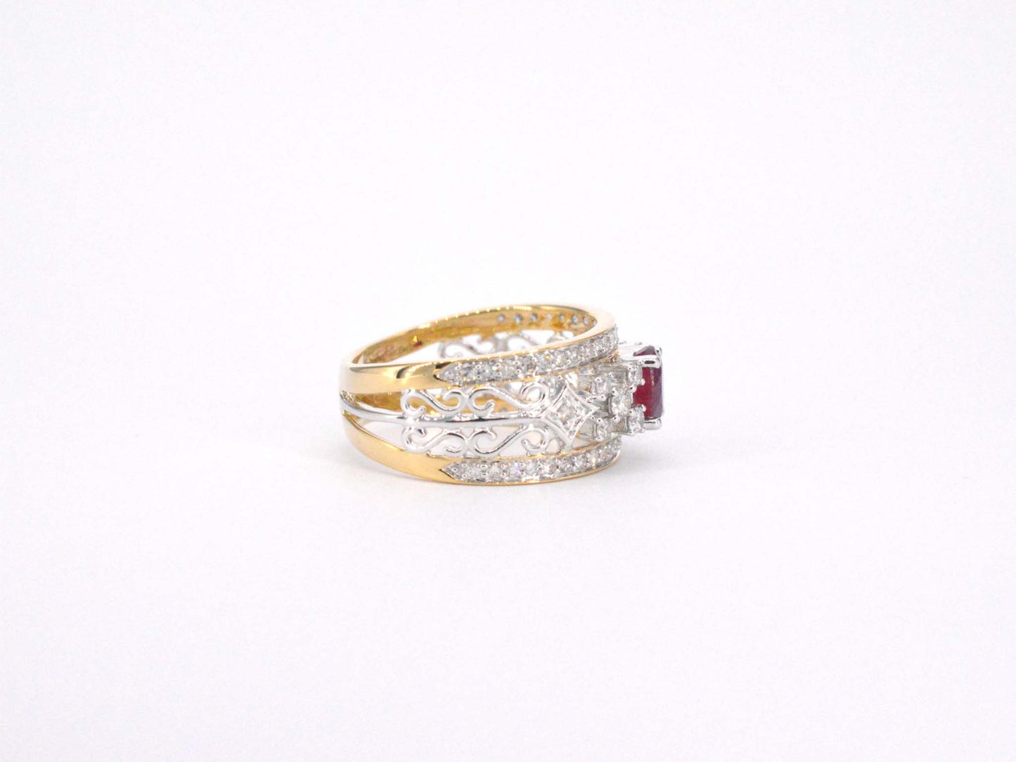 Gouden exclusieve ring vol met diamanten en een robijn