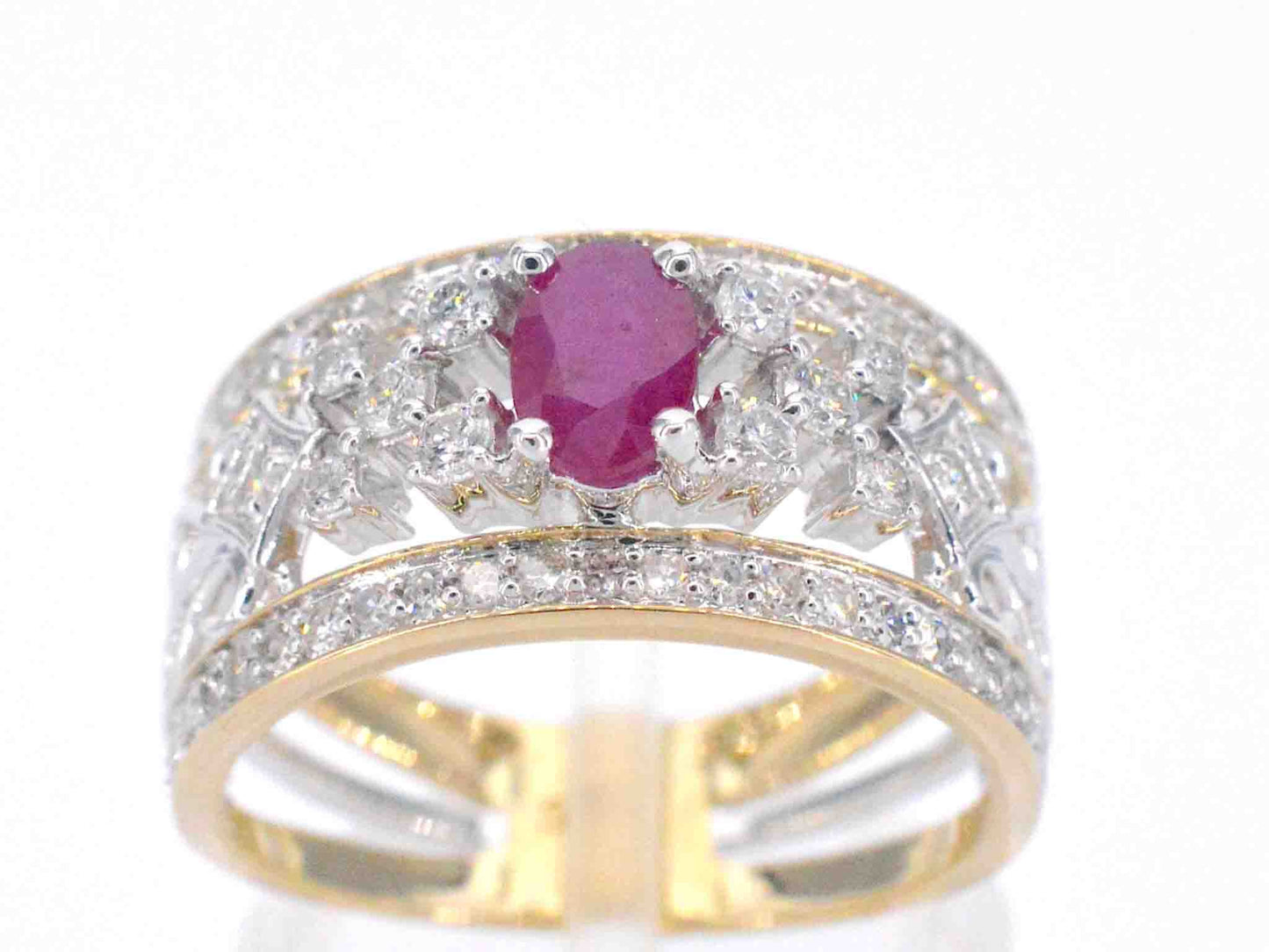 Gouden exclusieve ring vol met diamanten en een robijn