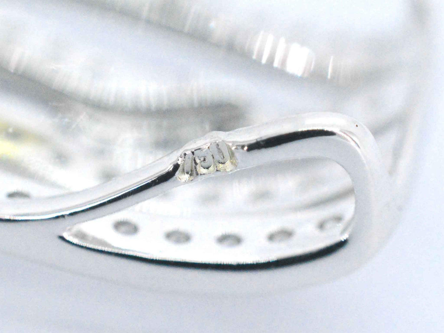 Witgouden design hanger met briljanten diamanten