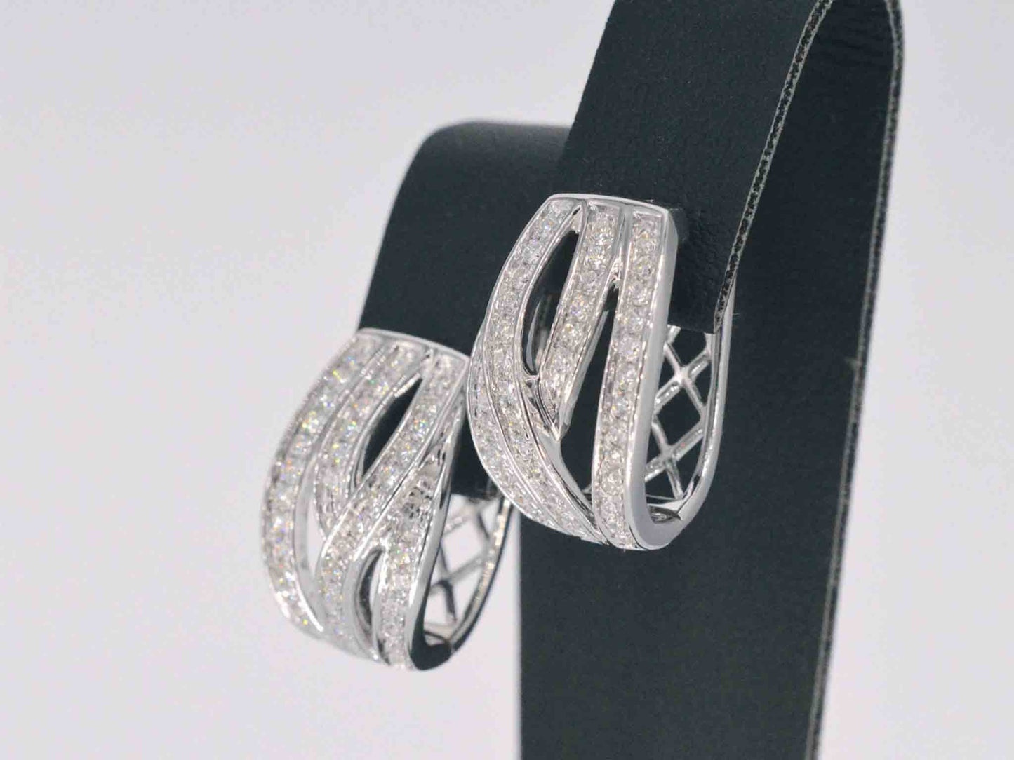 Witgouden design oorbellen met briljanten diamanten