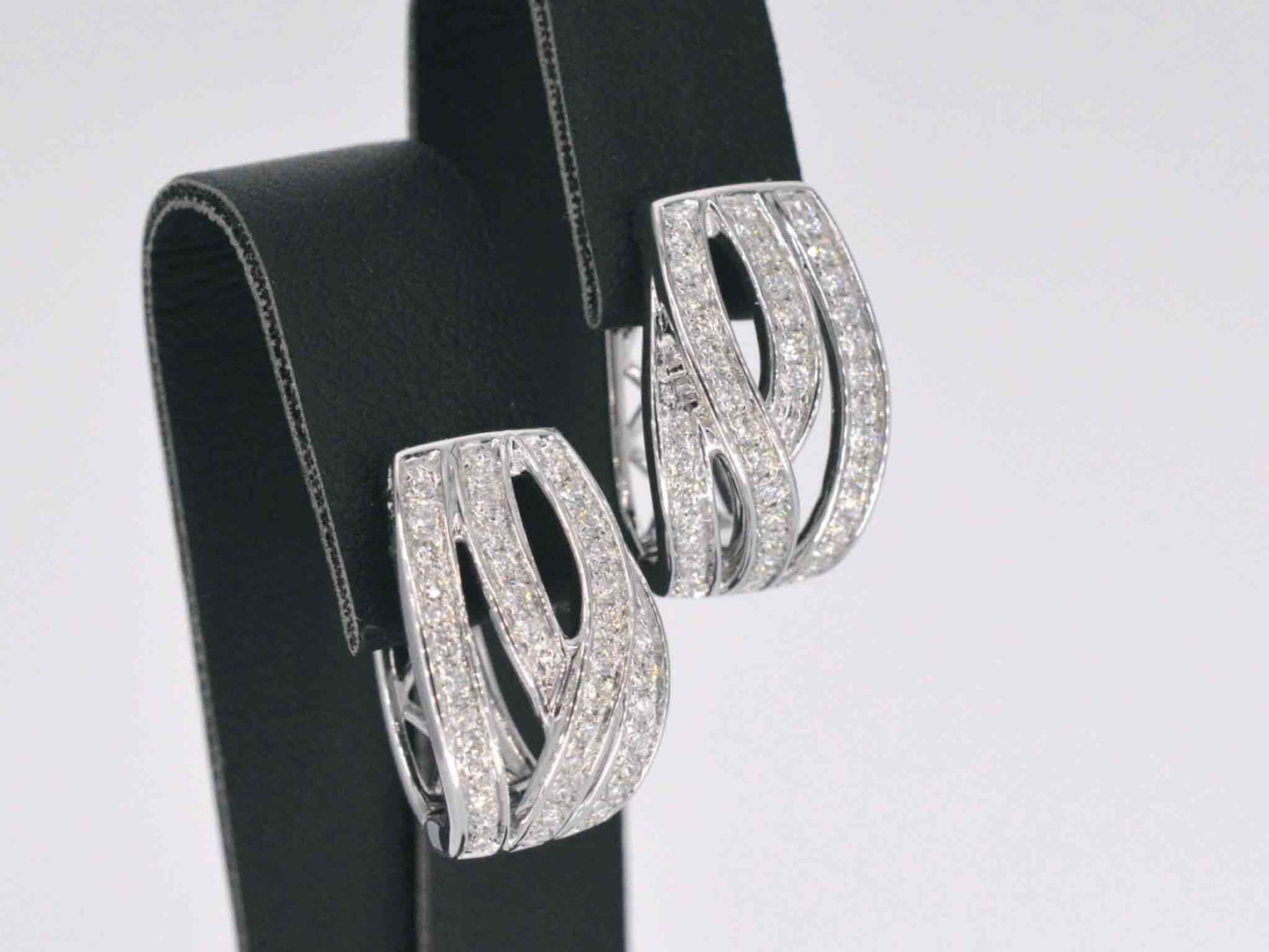 Witgouden design oorbellen met briljanten diamanten