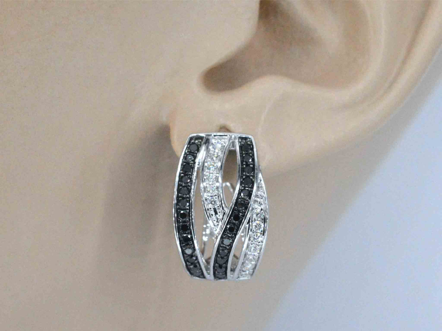 Witgouden design oorbellen met witte en zwarte briljanten diamanten