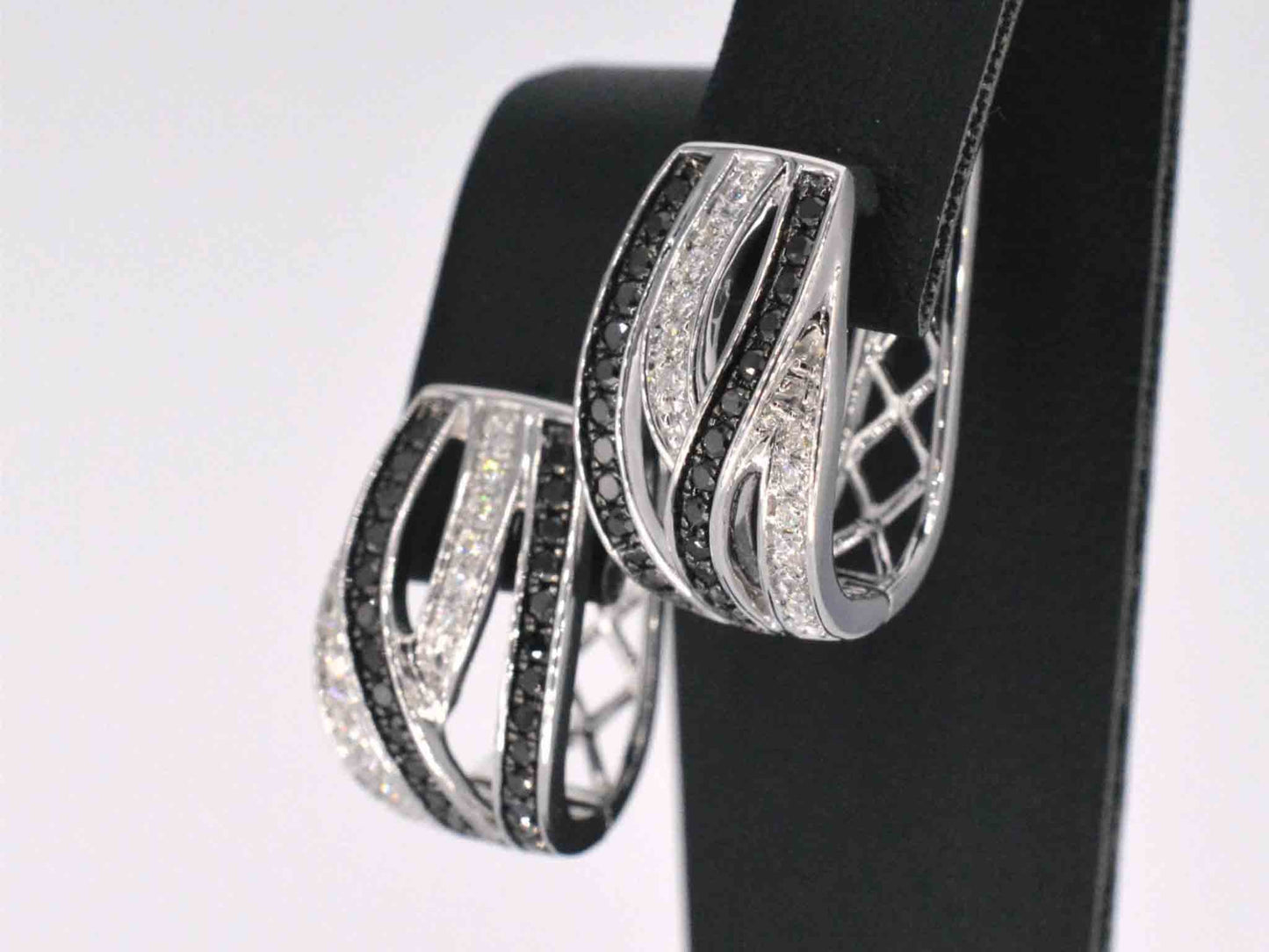 Witgouden design oorbellen met witte en zwarte briljanten diamanten