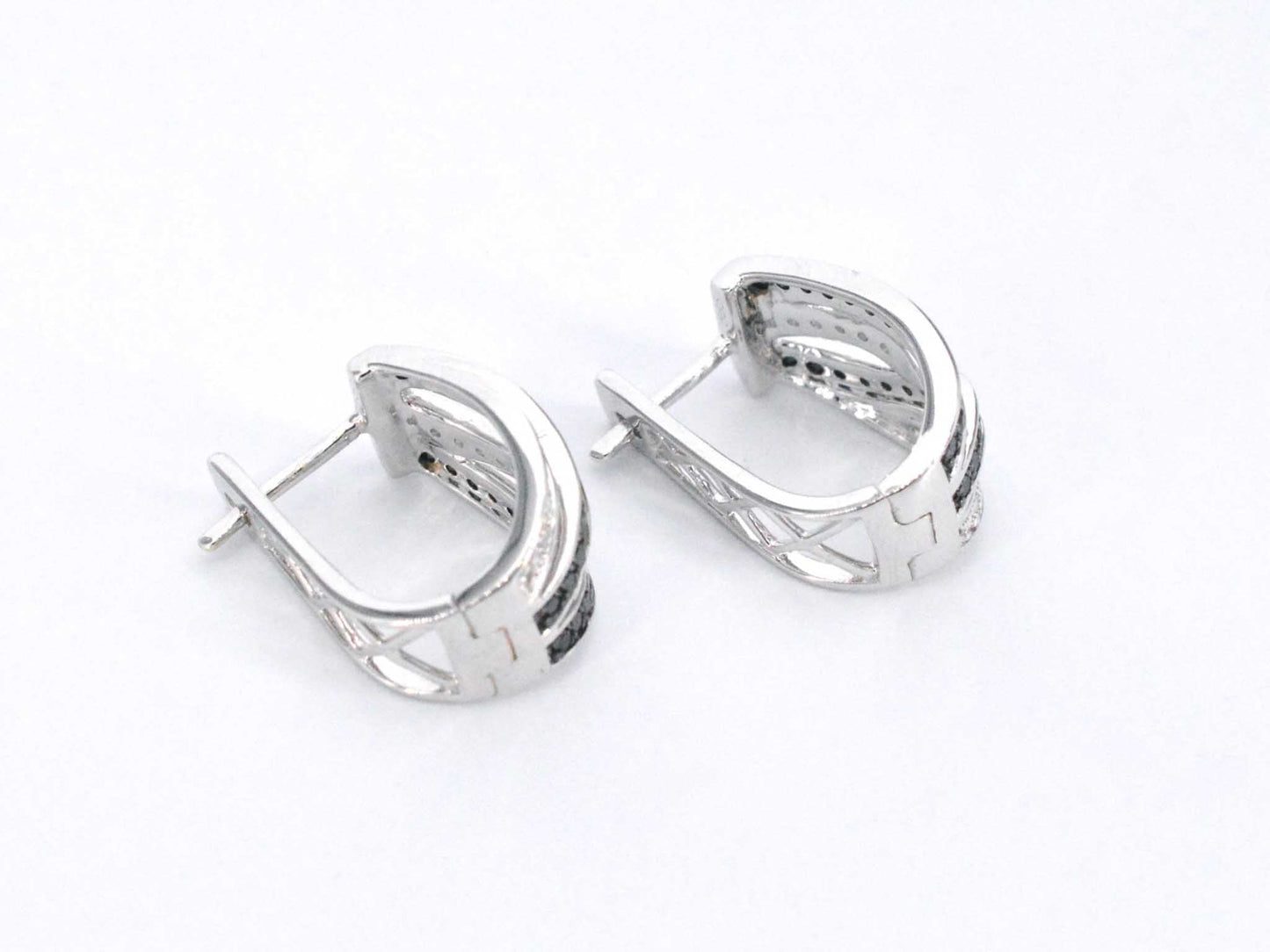 Witgouden design oorbellen met witte en zwarte briljanten diamanten