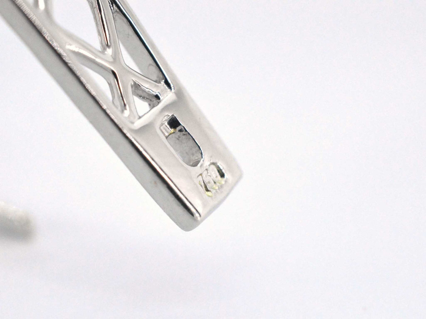Witgouden design oorbellen met witte en zwarte briljanten diamanten