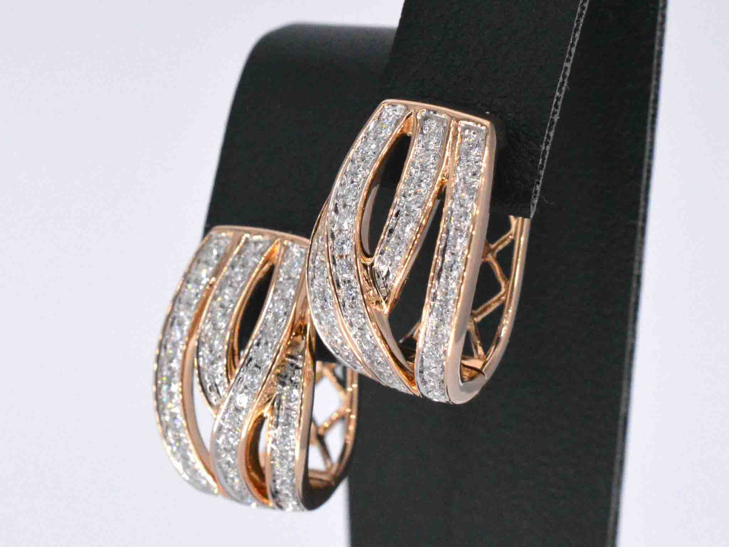 Rosegouden design oorbellen met briljanten diamanten