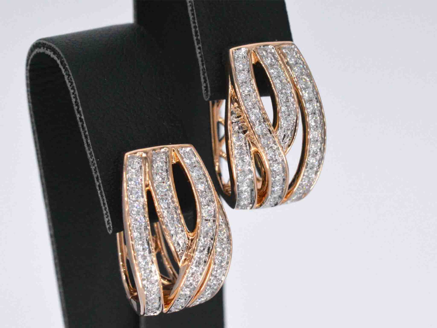 Rosegouden design oorbellen met briljanten diamanten