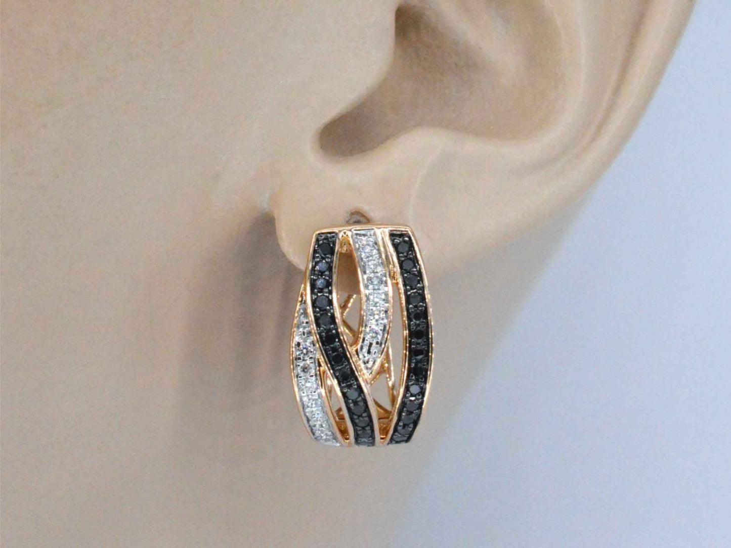 Rosegouden design oorbellen met witte en zwarte briljanten diamanten