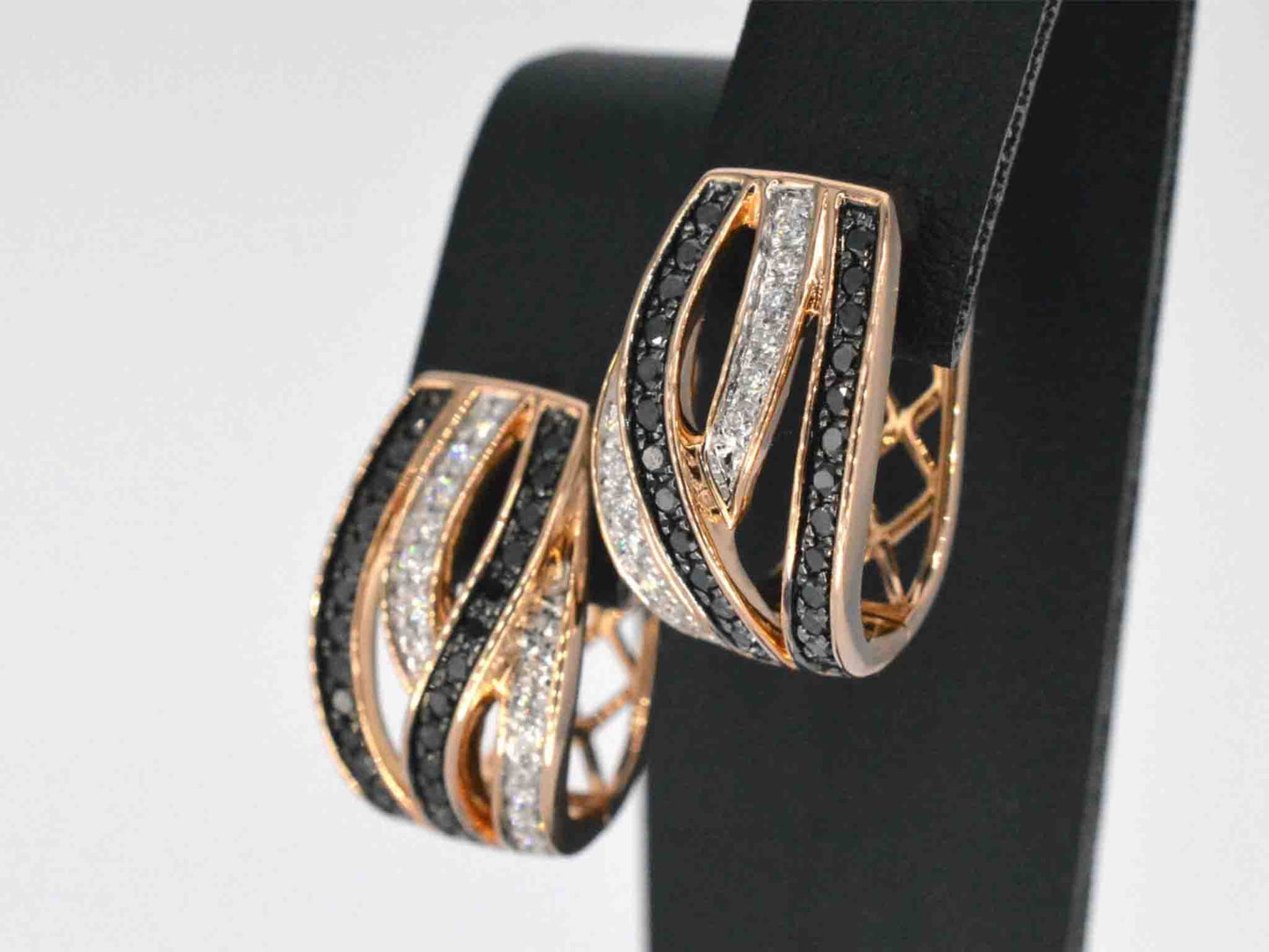 Rosegouden design oorbellen met witte en zwarte briljanten diamanten