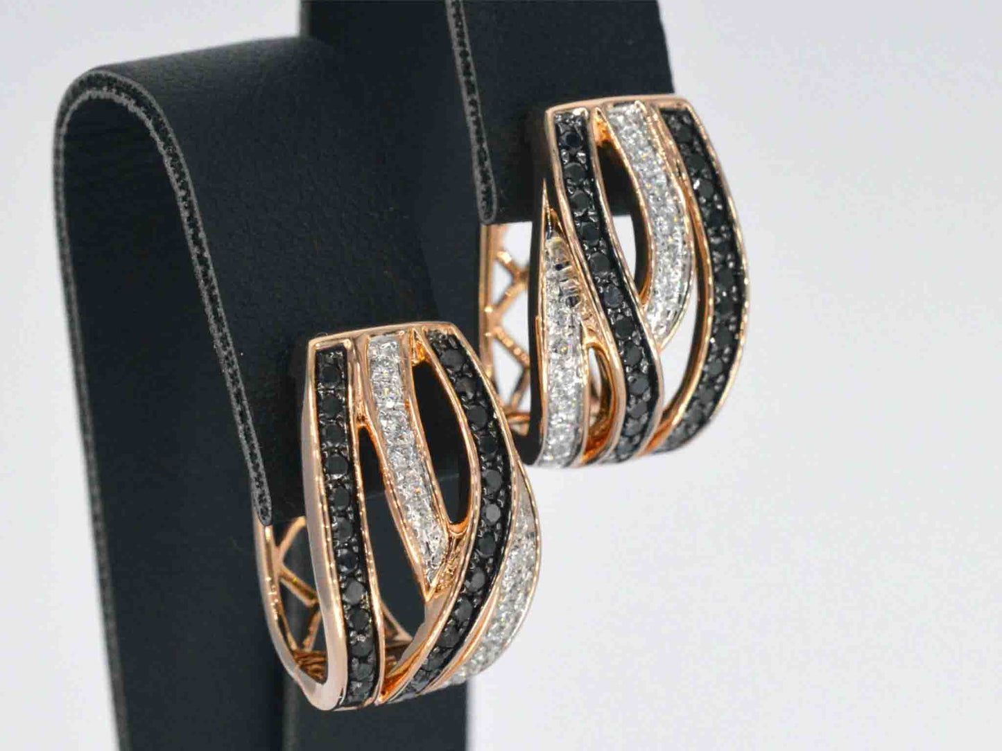 Rosegouden design oorbellen met witte en zwarte briljanten diamanten