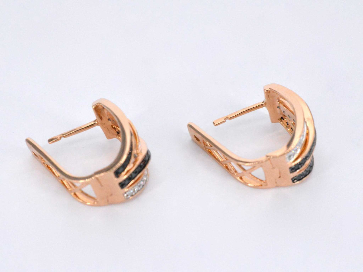 Rosegouden design oorbellen met witte en zwarte briljanten diamanten