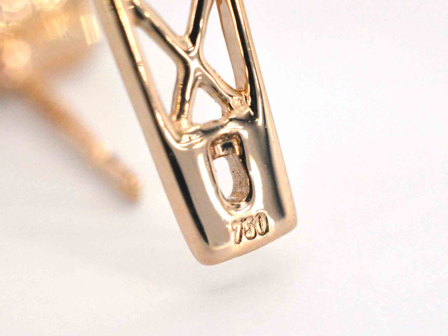 Rosegouden design oorbellen met witte en zwarte briljanten diamanten