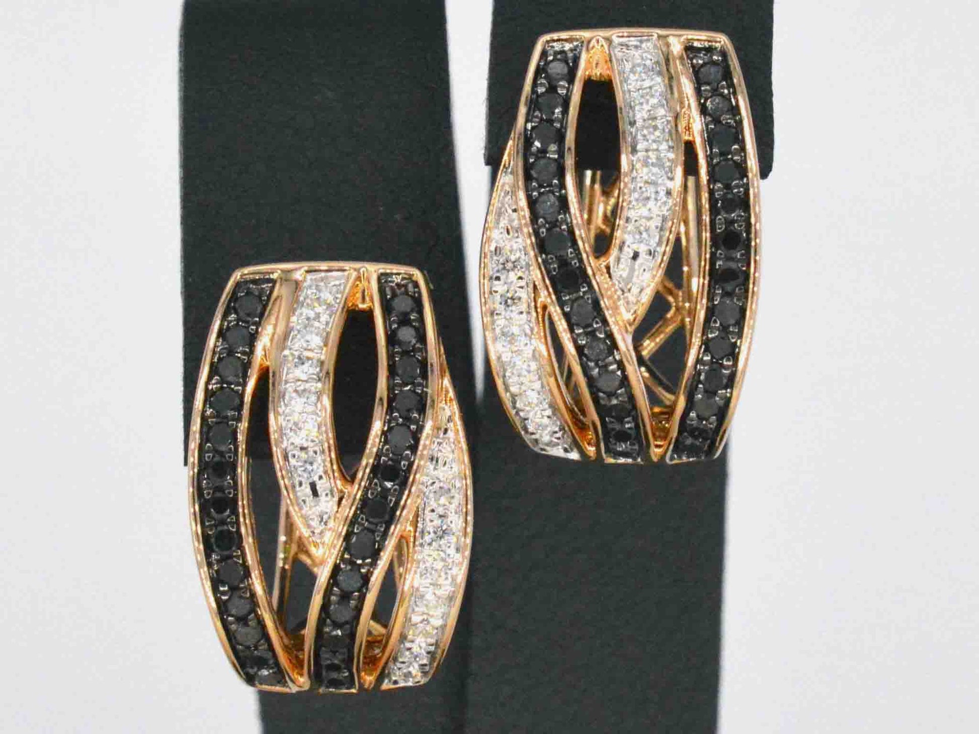Rosegouden design oorbellen met witte en zwarte briljanten diamanten