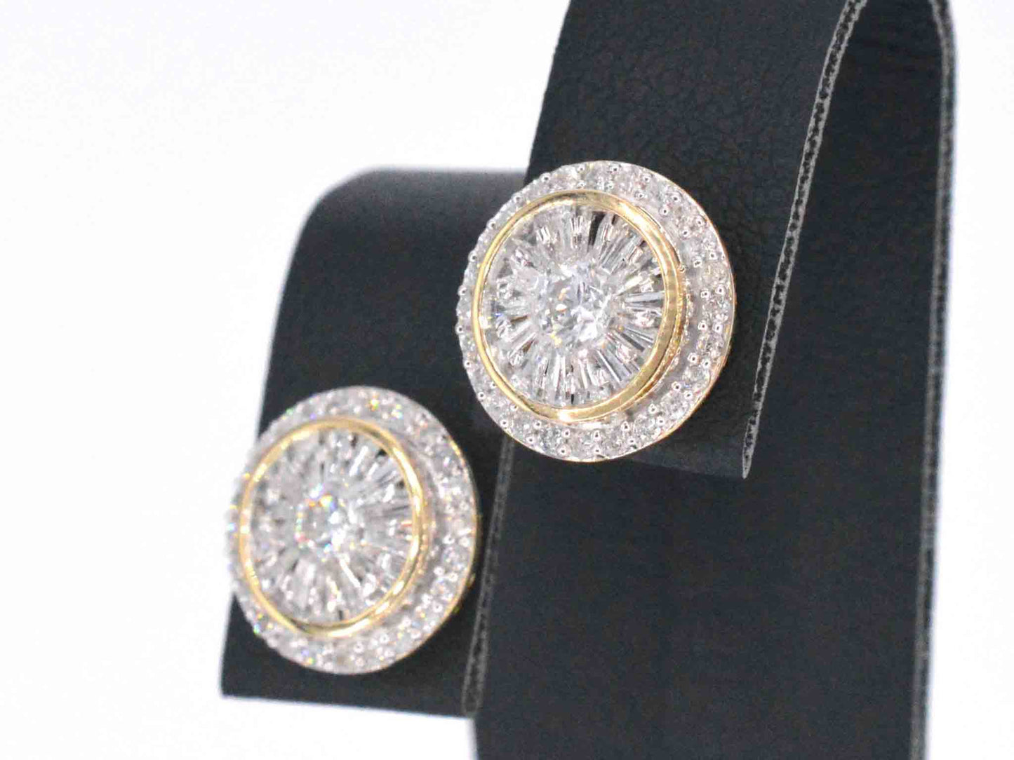 Gouden entourage oorbellen gezet met 1.20 carat