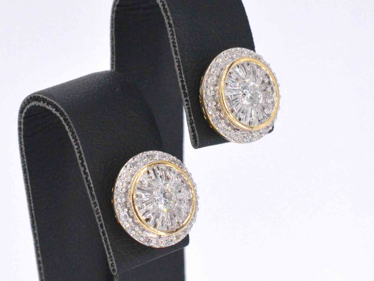 Gouden entourage oorbellen gezet met 1.20 carat