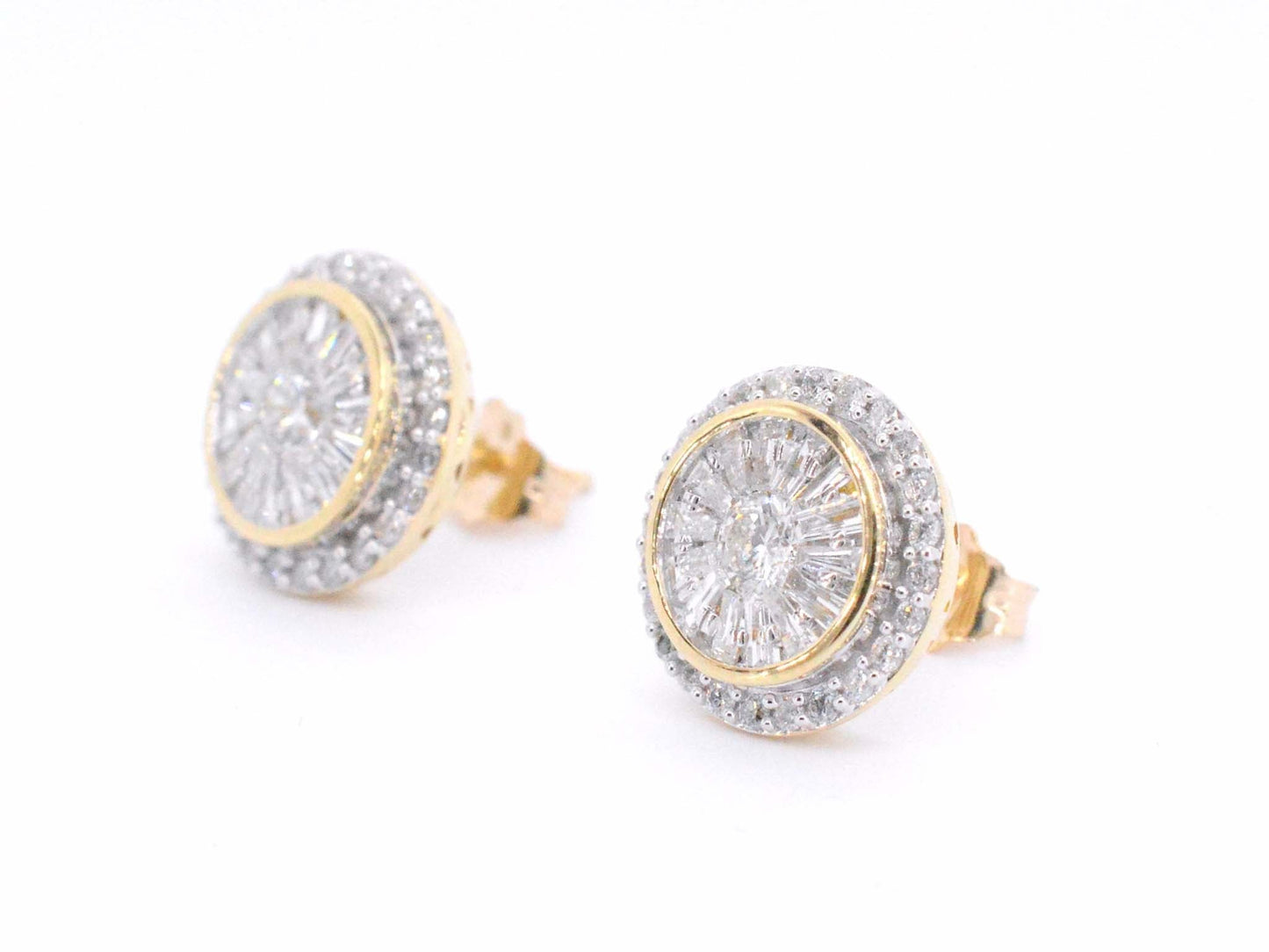 Gouden entourage oorbellen gezet met 1.20 carat