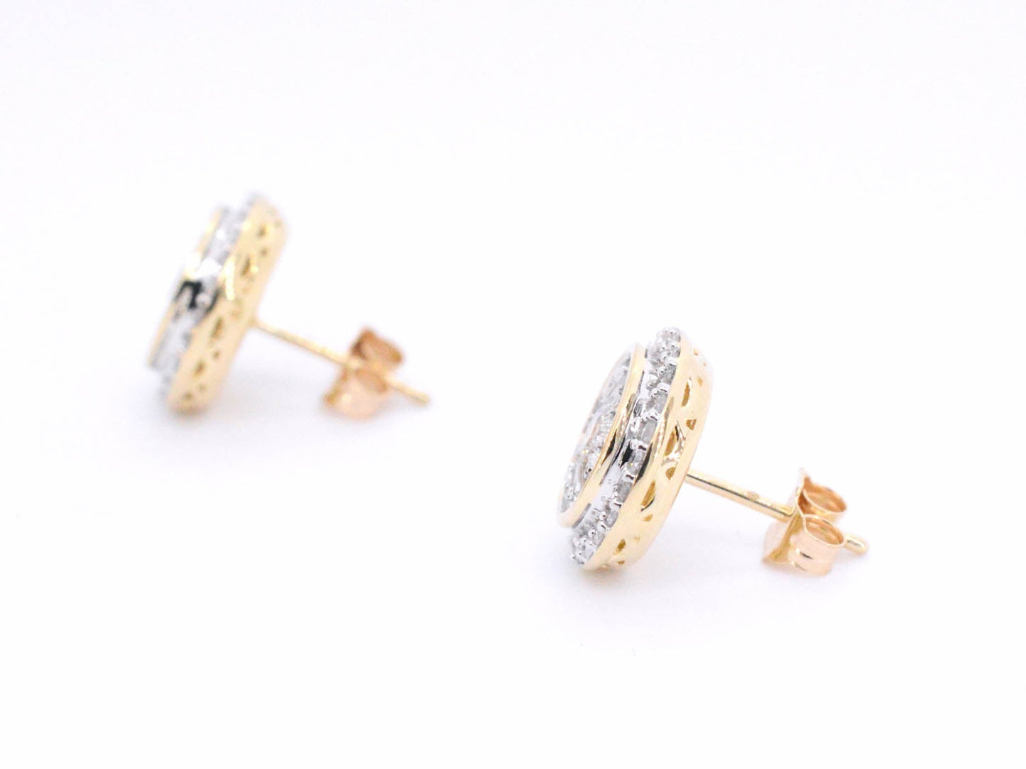 Gouden entourage oorbellen gezet met 1.20 carat