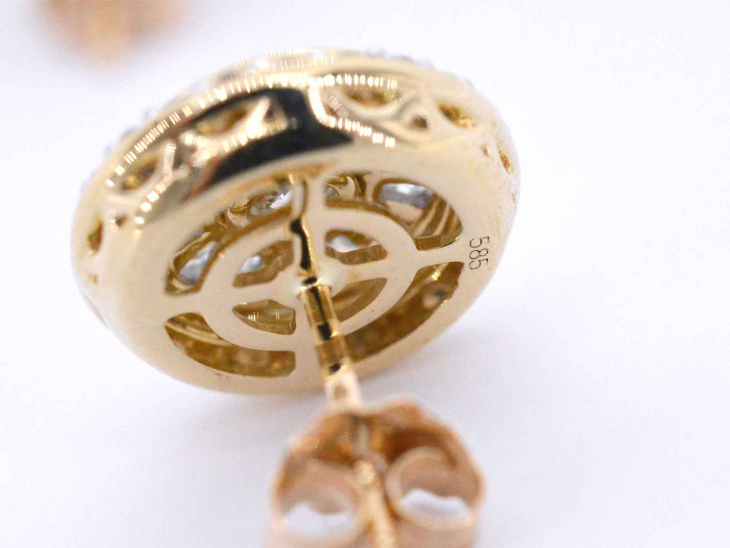 Gouden entourage oorbellen gezet met 1.20 carat