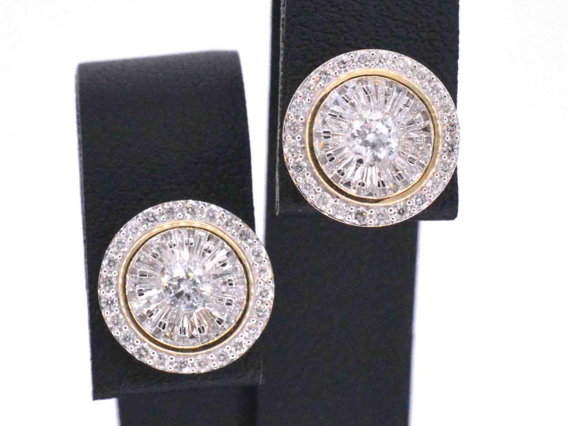 Gouden entourage oorbellen gezet met 1.20 carat