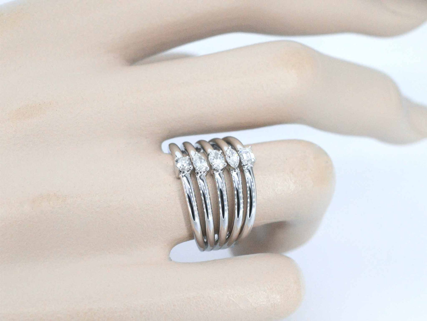 Witgouden ring met 5 bijzondere diamanten