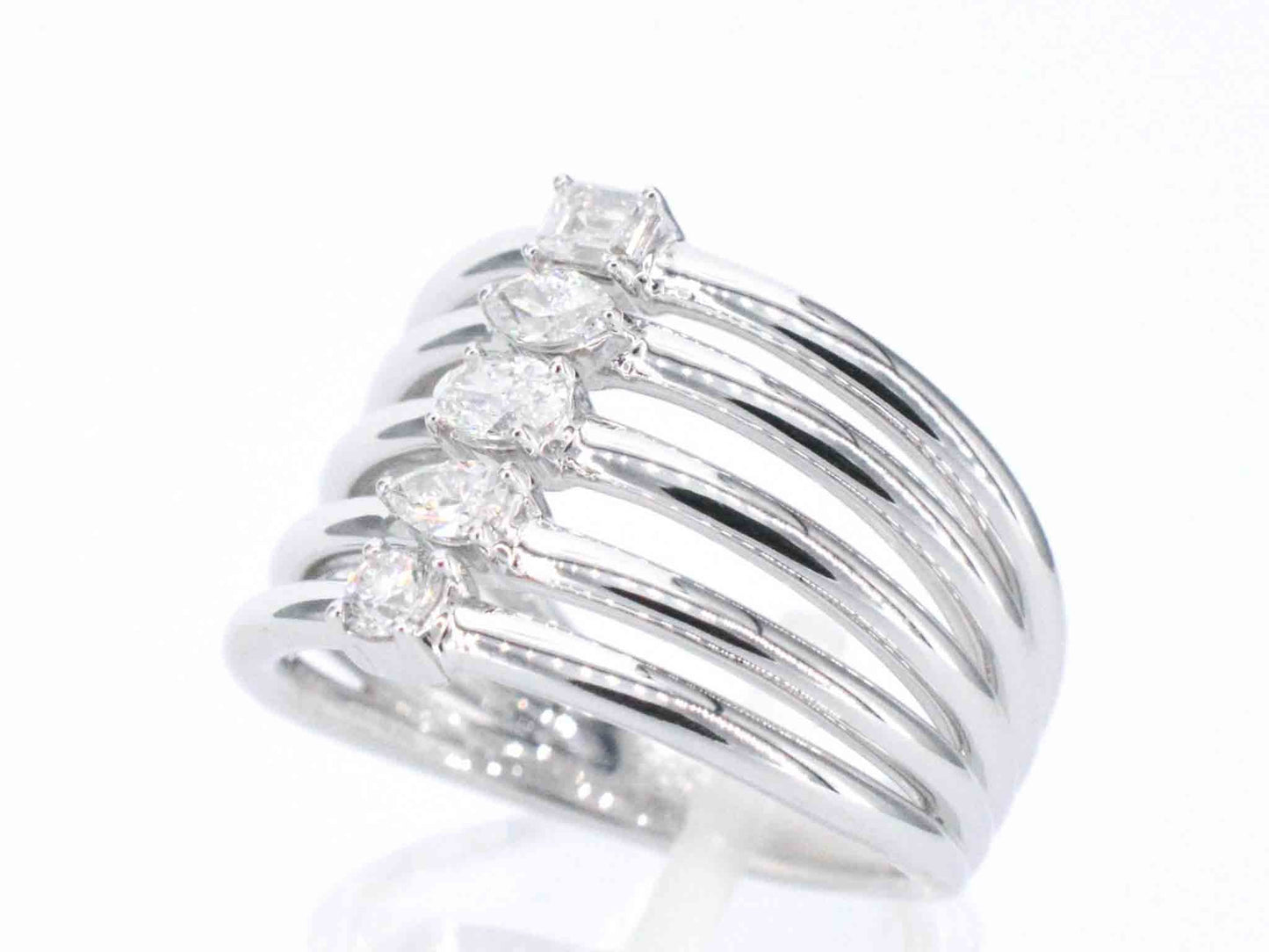 Witgouden ring met 5 bijzondere diamanten