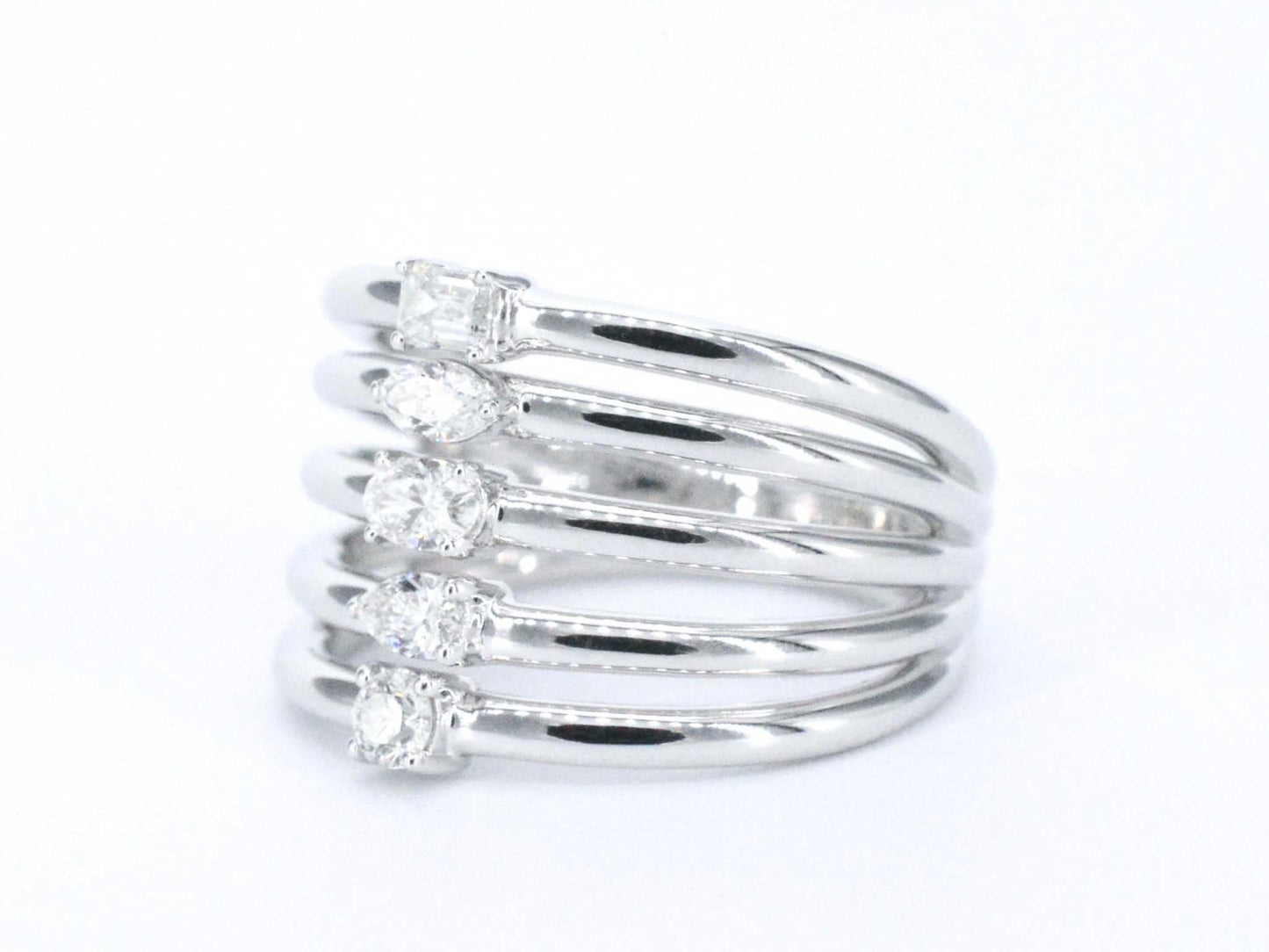 Witgouden ring met 5 bijzondere diamanten