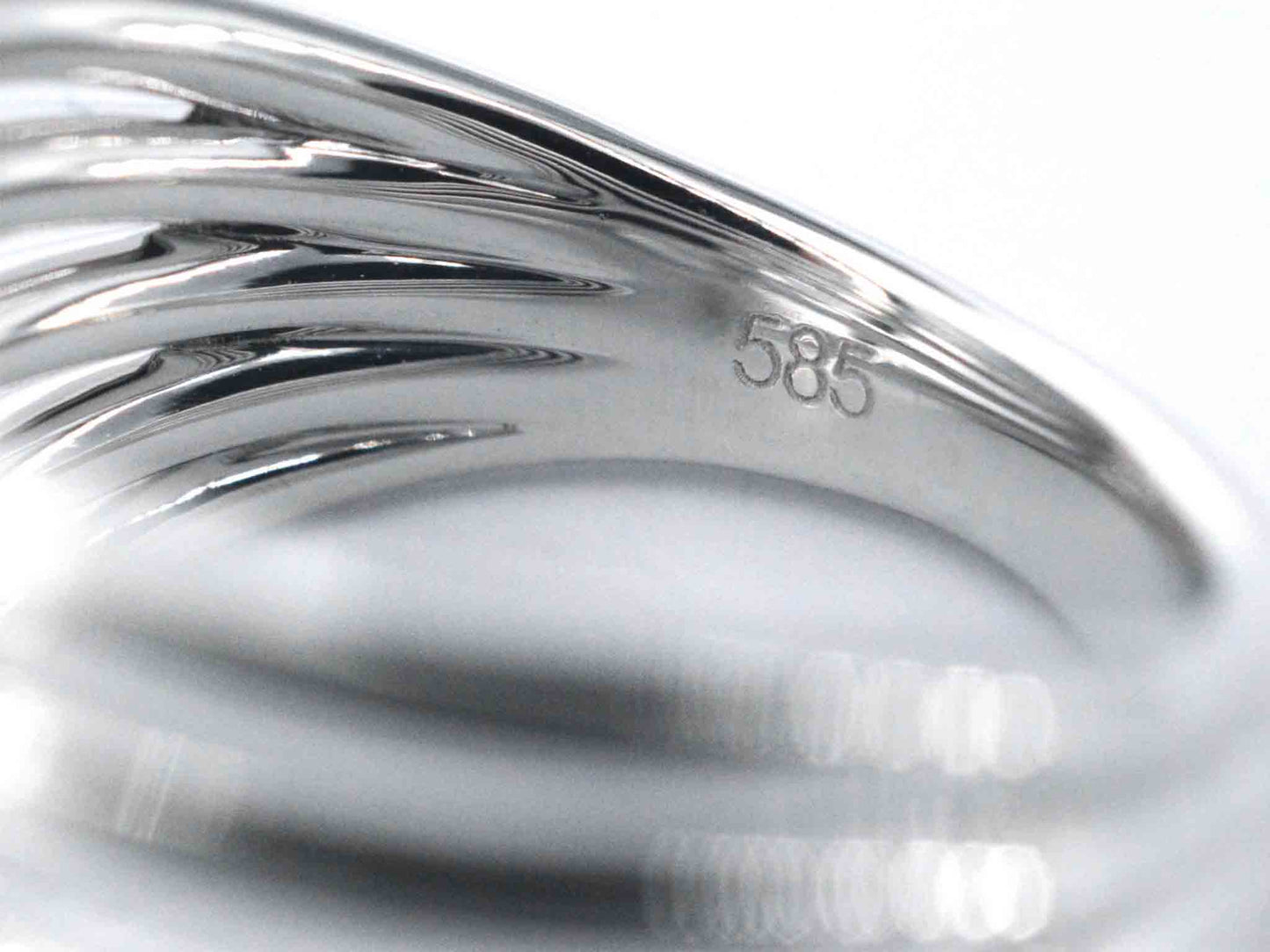 Witgouden ring met 5 bijzondere diamanten