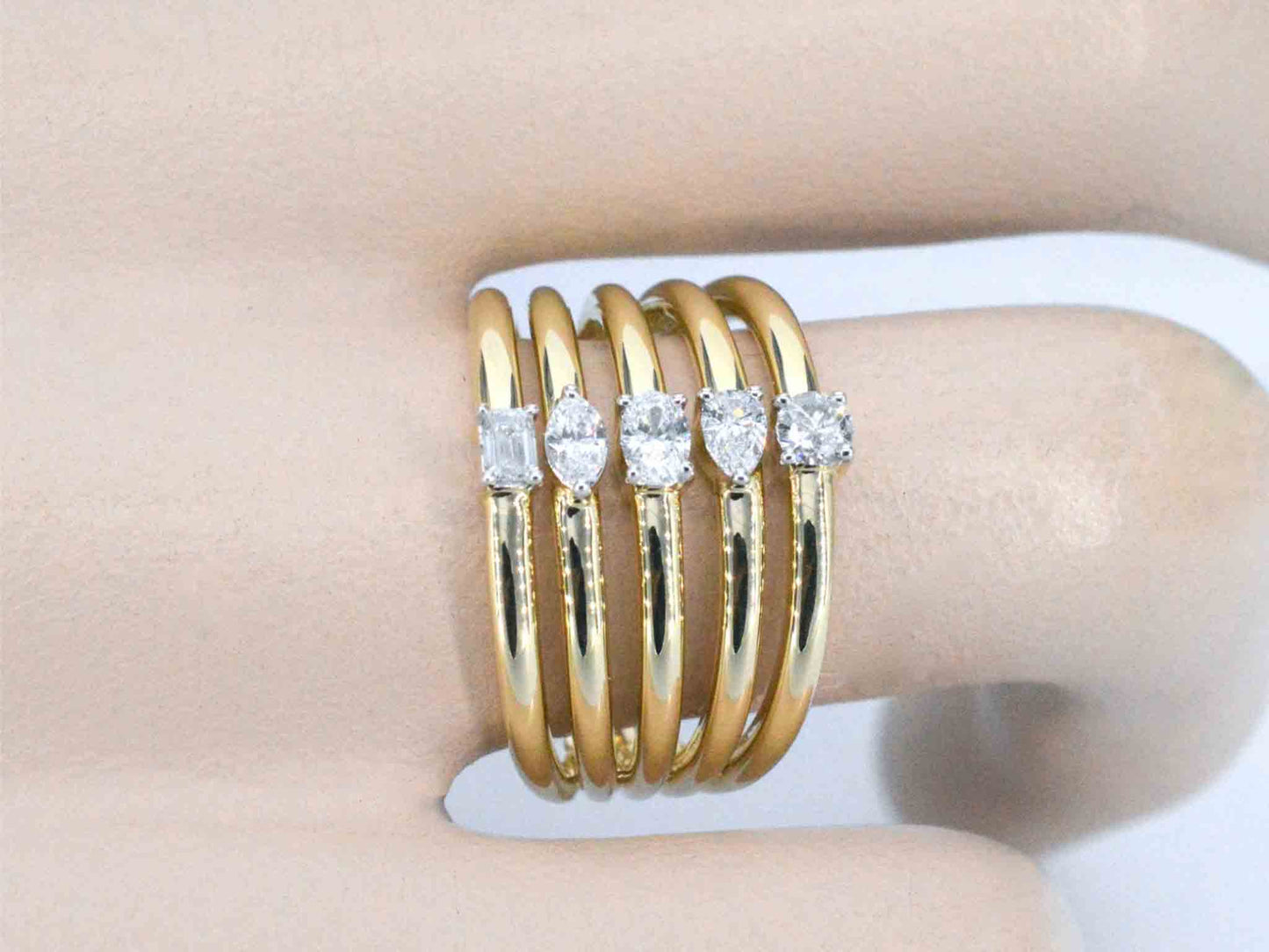 Gouden ring met 5 bijzondere diamanten